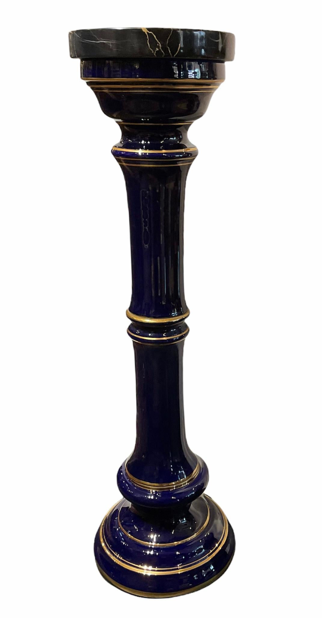 colonne en porcelaine bleu cobalt avec plateau en marbre en vente 2