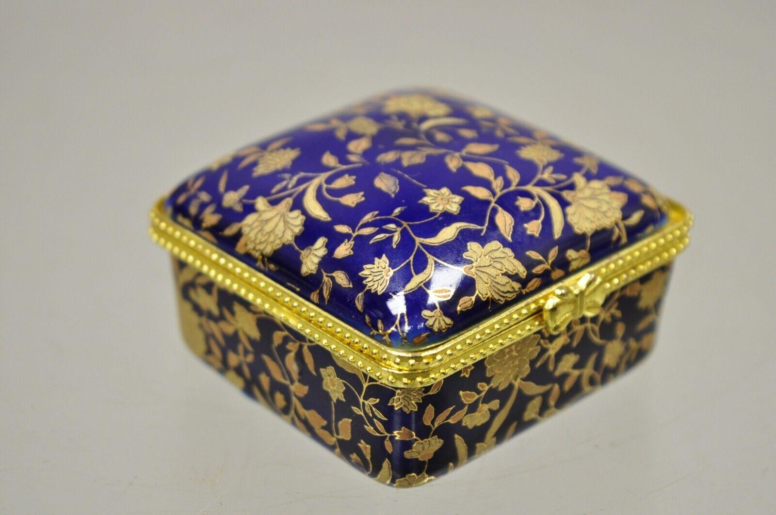 Provincial français Boîte à bibelots pour bougies en porcelaine bleu cobalt, œuf, couvercle à charnière doré, 2 pièces en vente