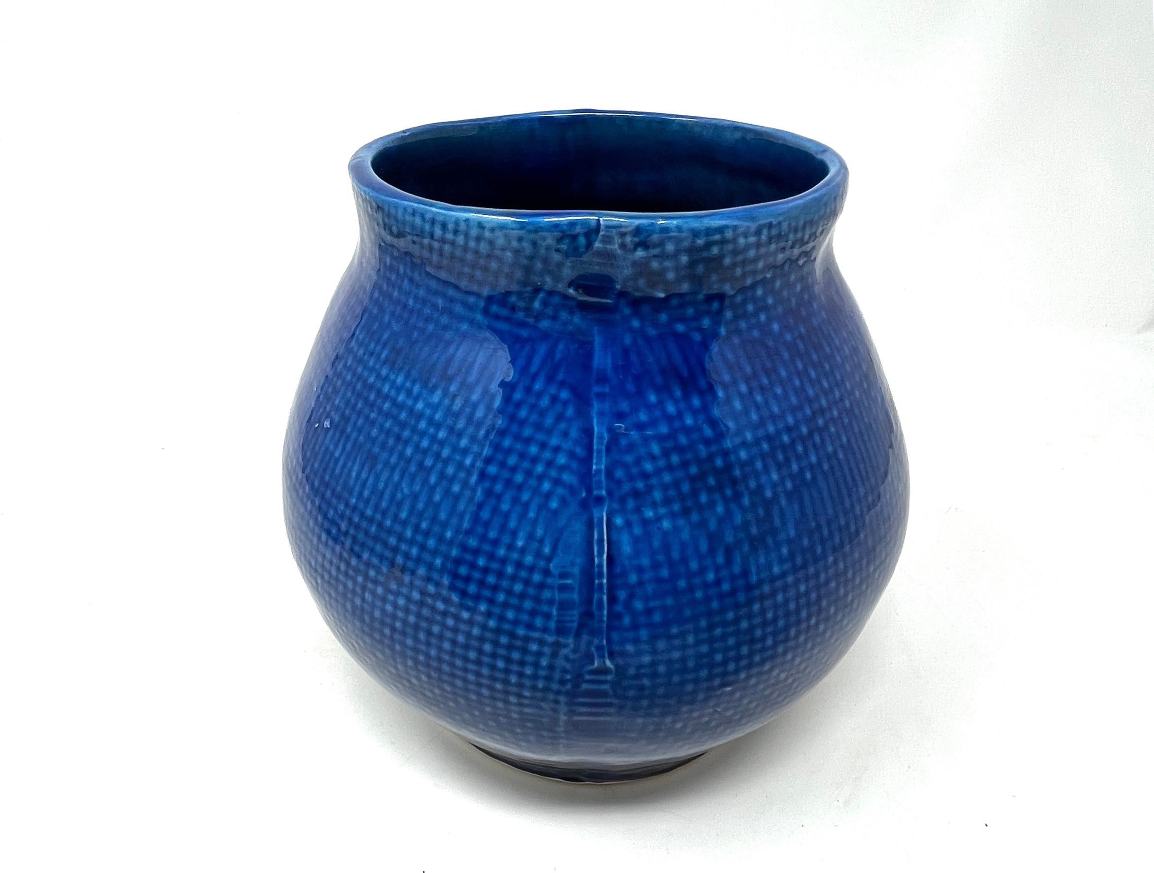 Vase portugais bleu cobalt avec texture tissée en vente 2