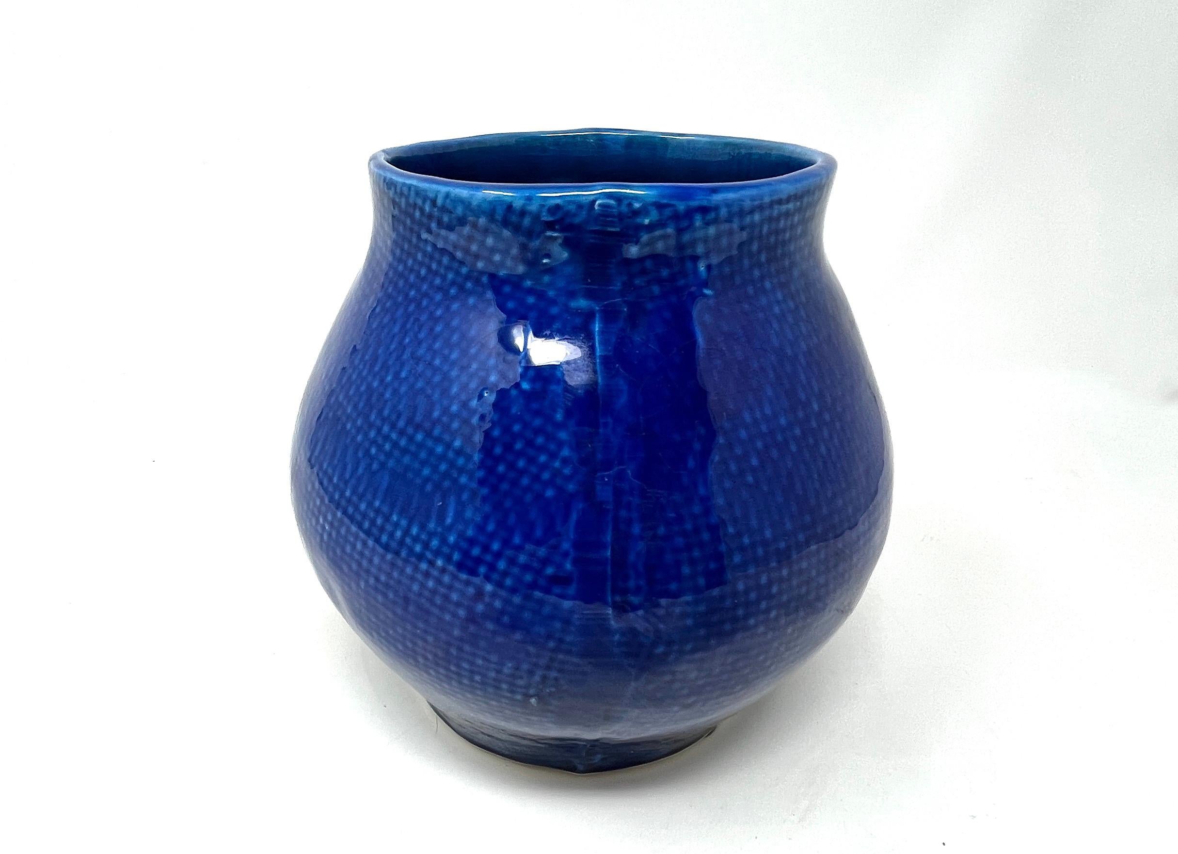 Vase portugais bleu cobalt avec texture tissée en vente 3