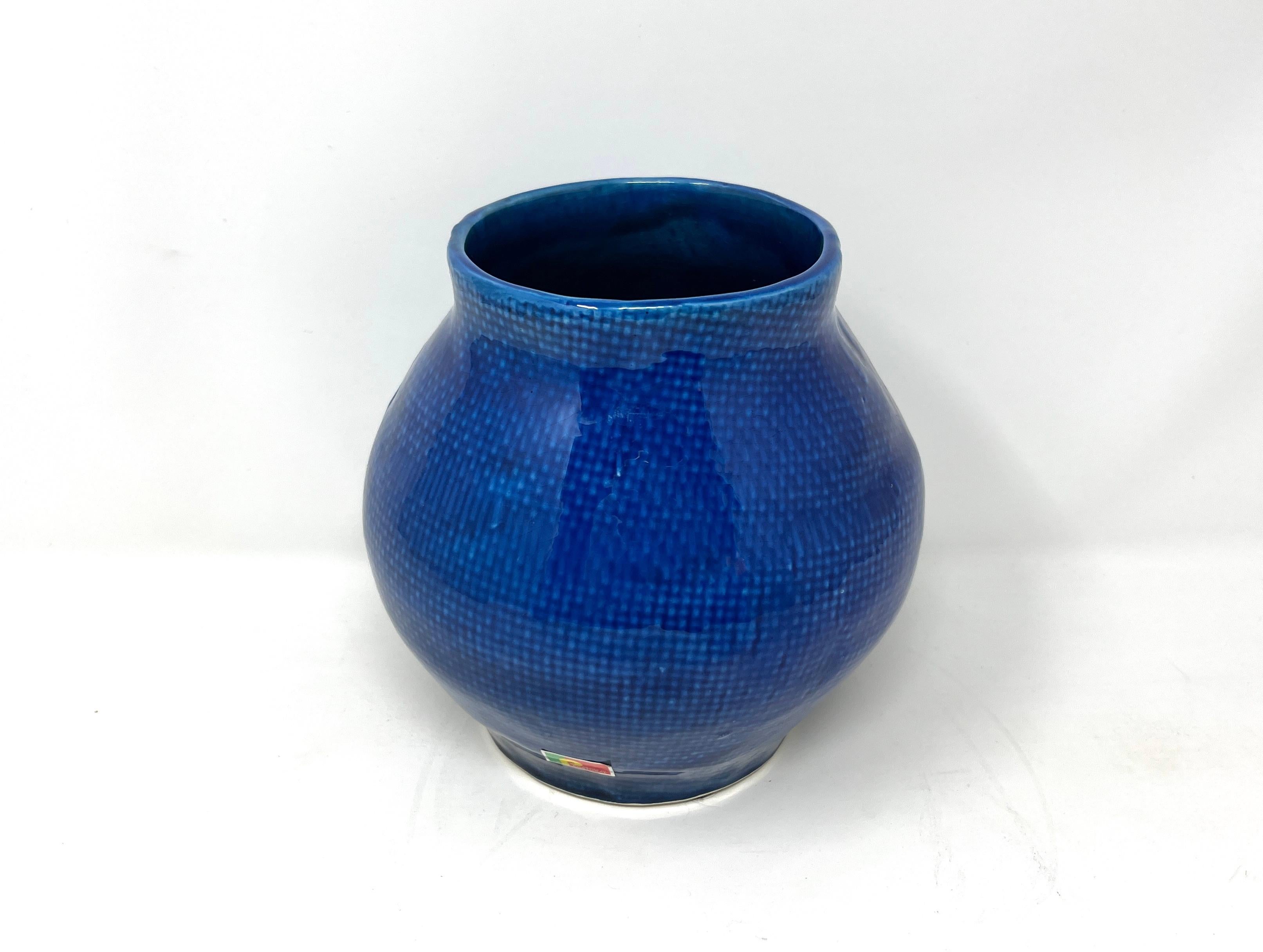 Vase en céramique fabriqué à la main au Portugal en forme d'urne. Une couleur bleu cobalt saisissante avec des parois fines et un motif tissé texturé avec des 
