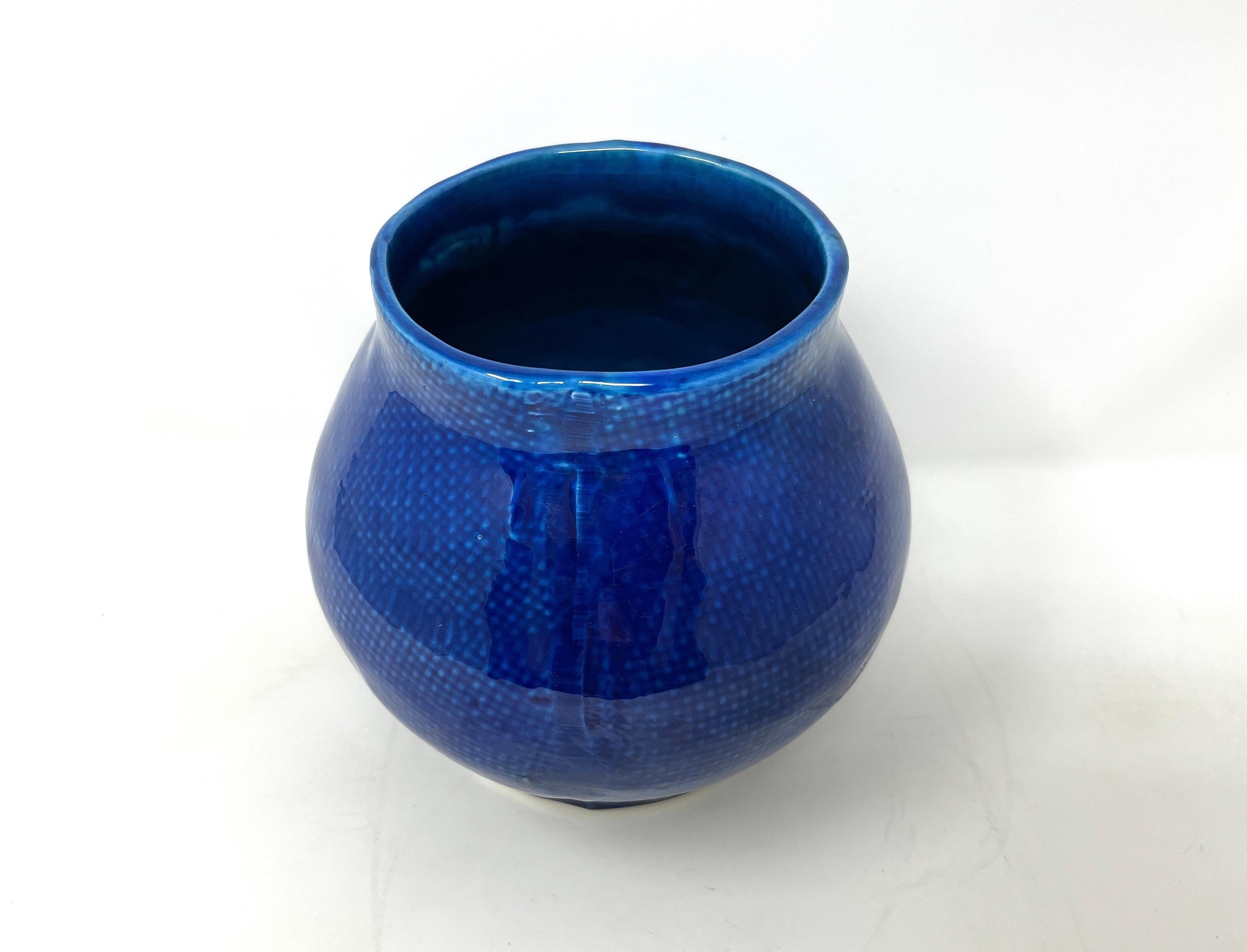 Mid-Century Modern Vase portugais bleu cobalt avec texture tissée en vente