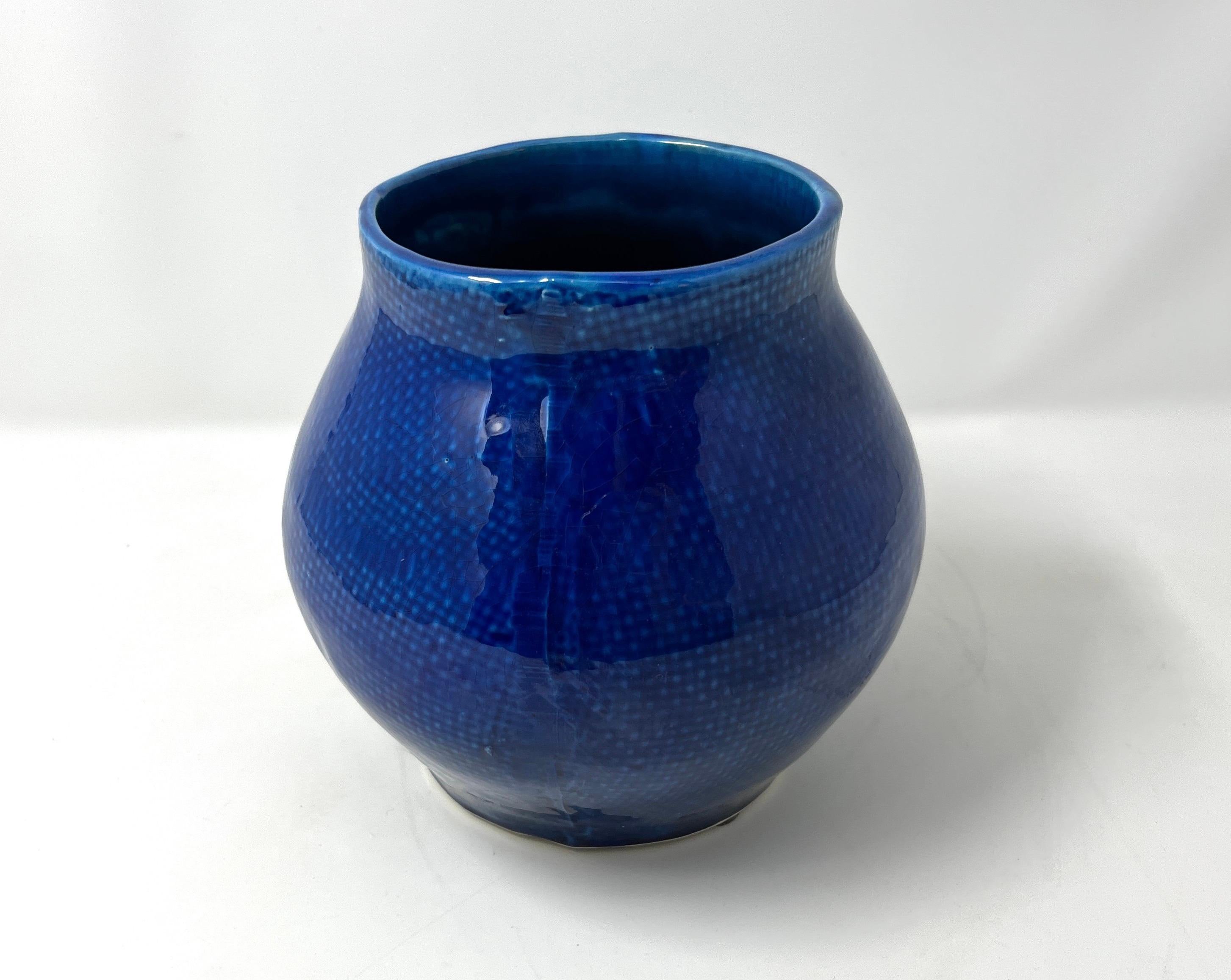 Portugais Vase portugais bleu cobalt avec texture tissée en vente