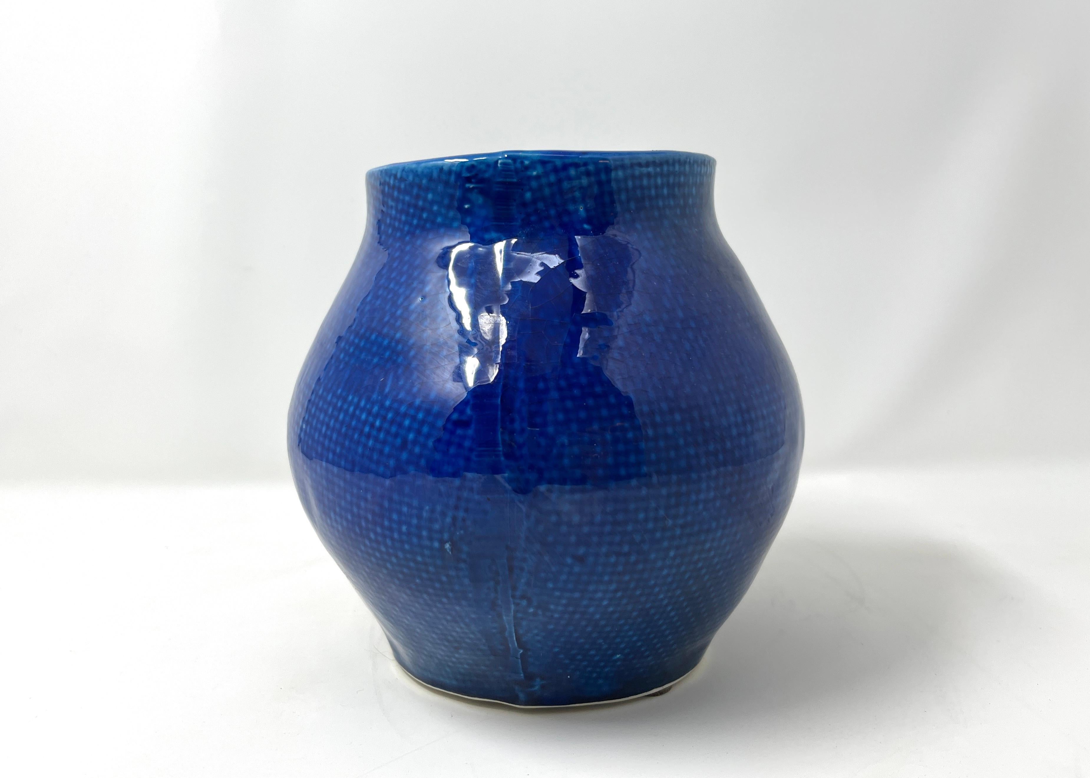 Fait main Vase portugais bleu cobalt avec texture tissée en vente