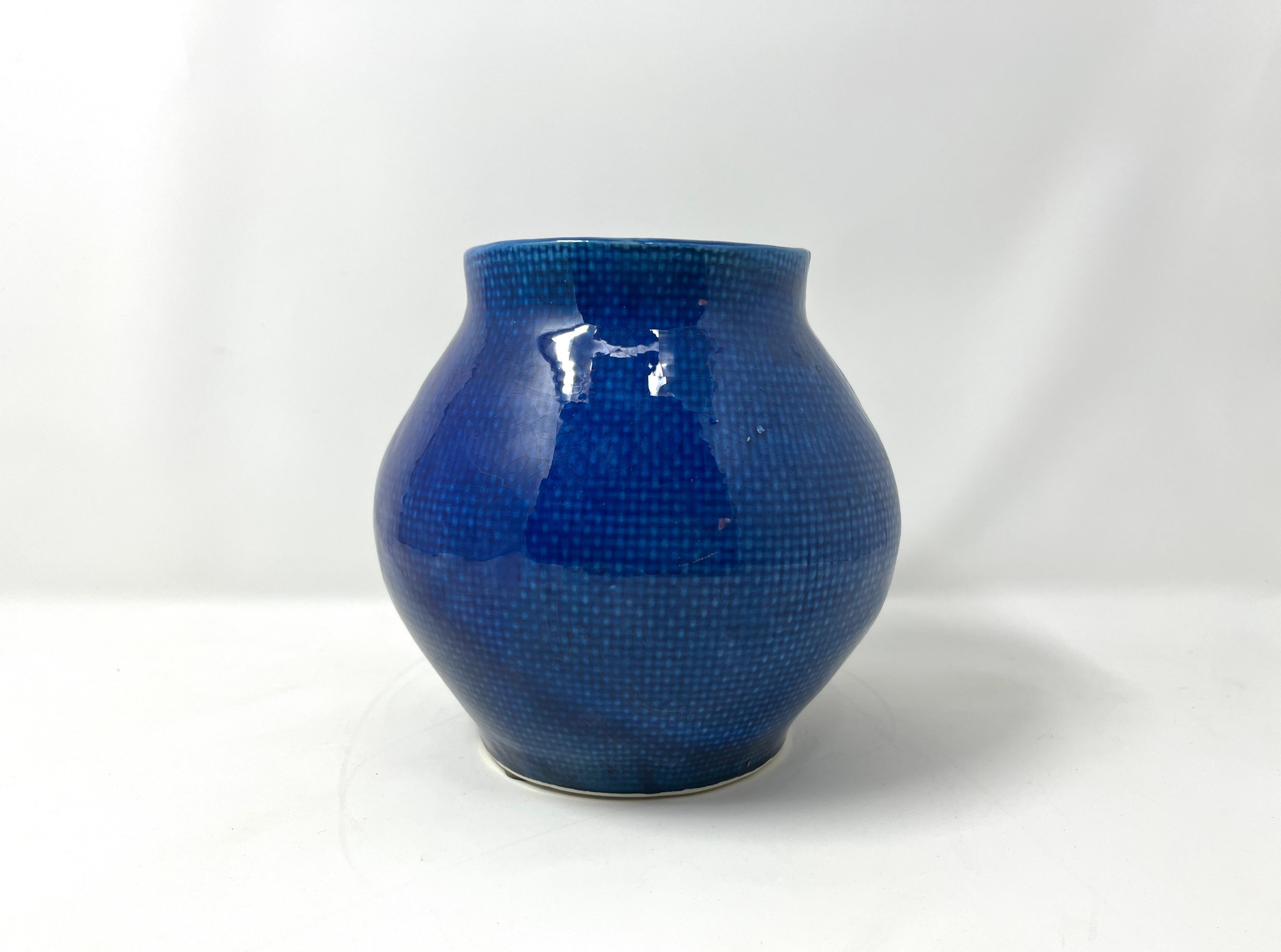 Vase portugais bleu cobalt avec texture tissée Excellent état - En vente à Chicago, IL