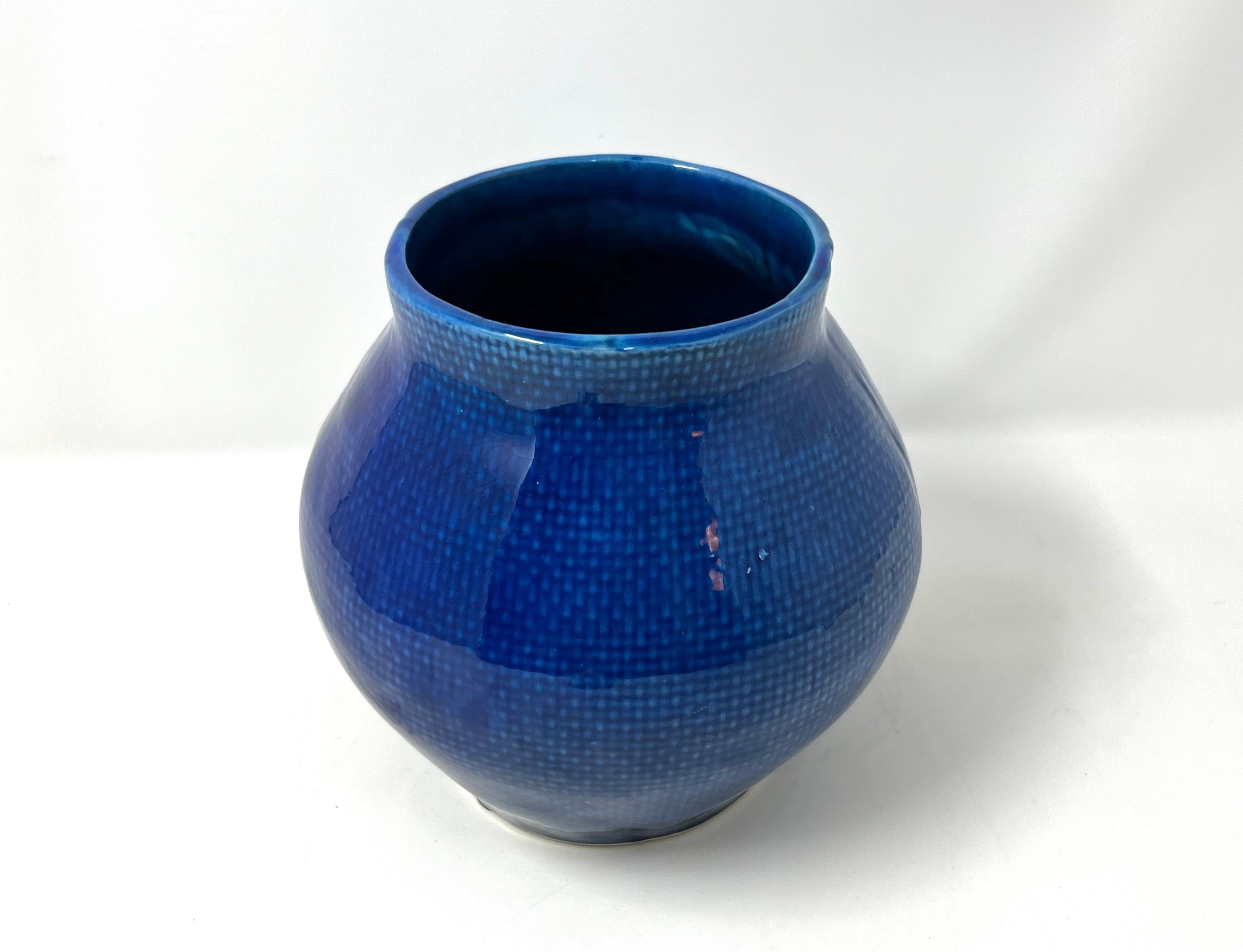 20ième siècle Vase portugais bleu cobalt avec texture tissée en vente