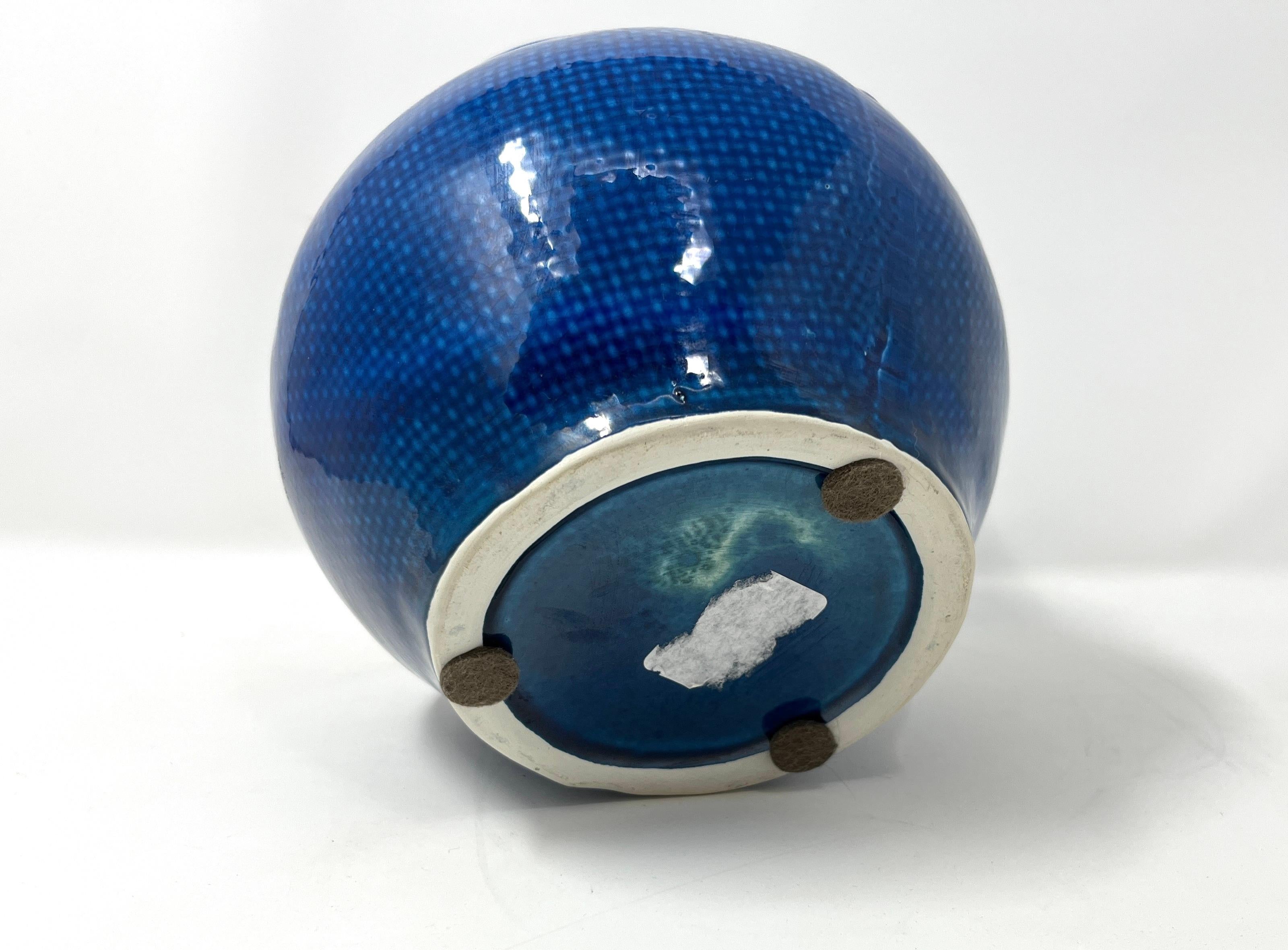 Céramique Vase portugais bleu cobalt avec texture tissée en vente