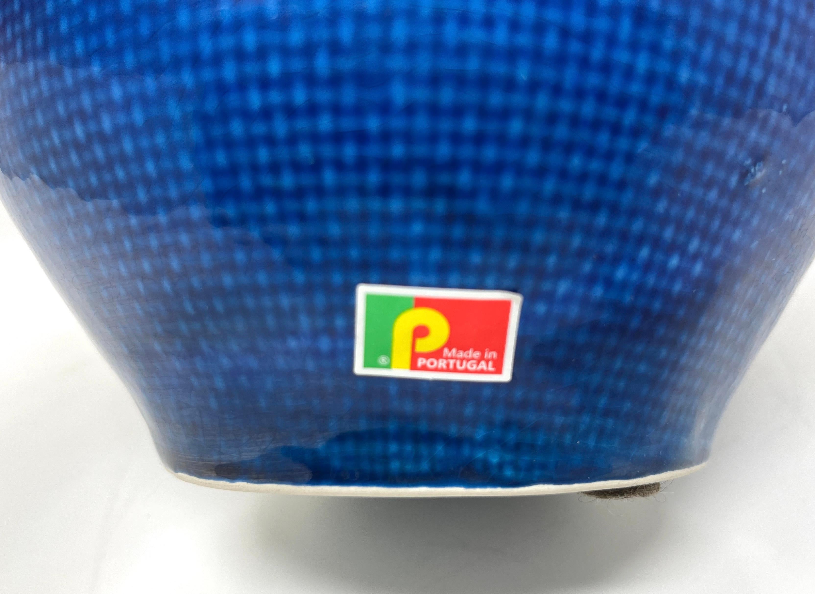 Vase portugais bleu cobalt avec texture tissée en vente 1