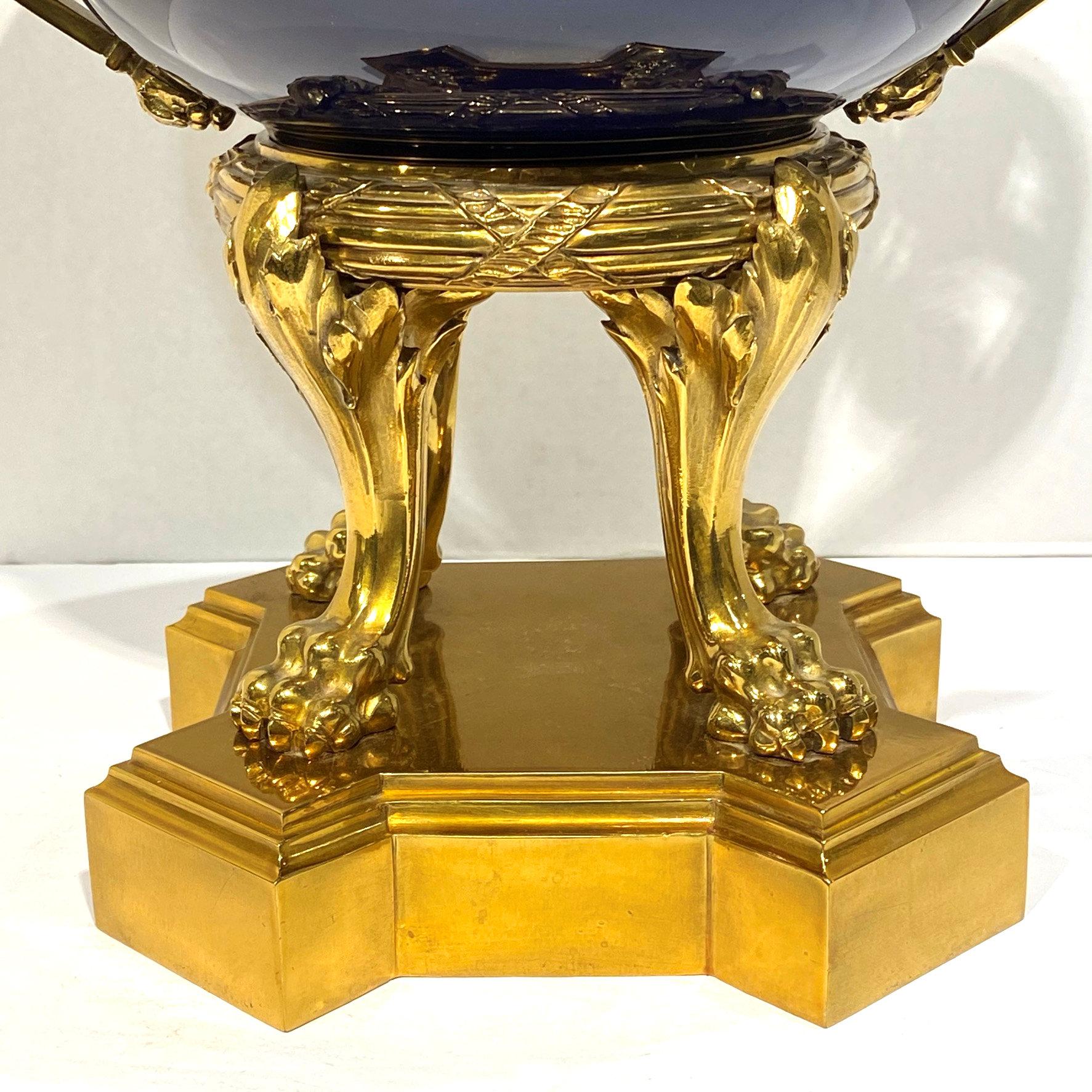 Vase Cassolette en porcelaine émaillée bleu cobalt de style Sèvres monté sur bronze doré en vente 2