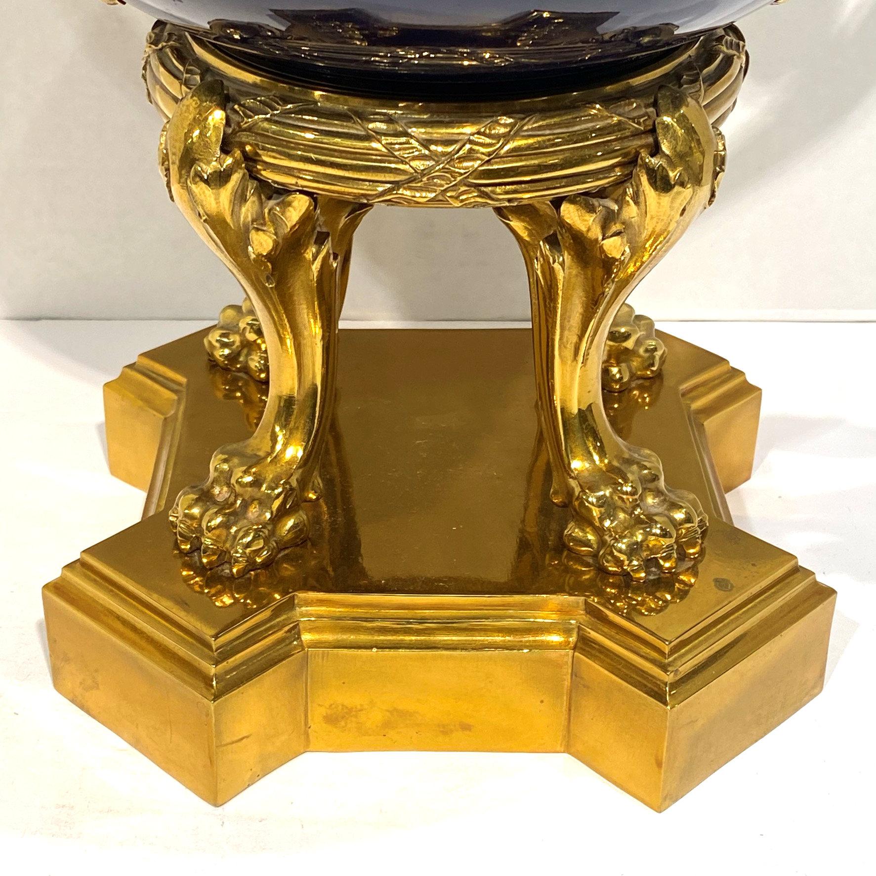 Français Vase Cassolette en porcelaine émaillée bleu cobalt de style Sèvres monté sur bronze doré en vente
