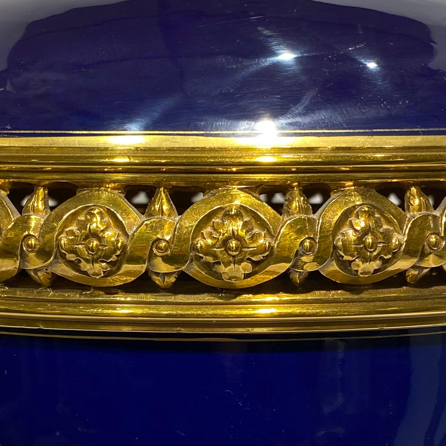 XIXe siècle Vase Cassolette en porcelaine émaillée bleu cobalt de style Sèvres monté sur bronze doré en vente