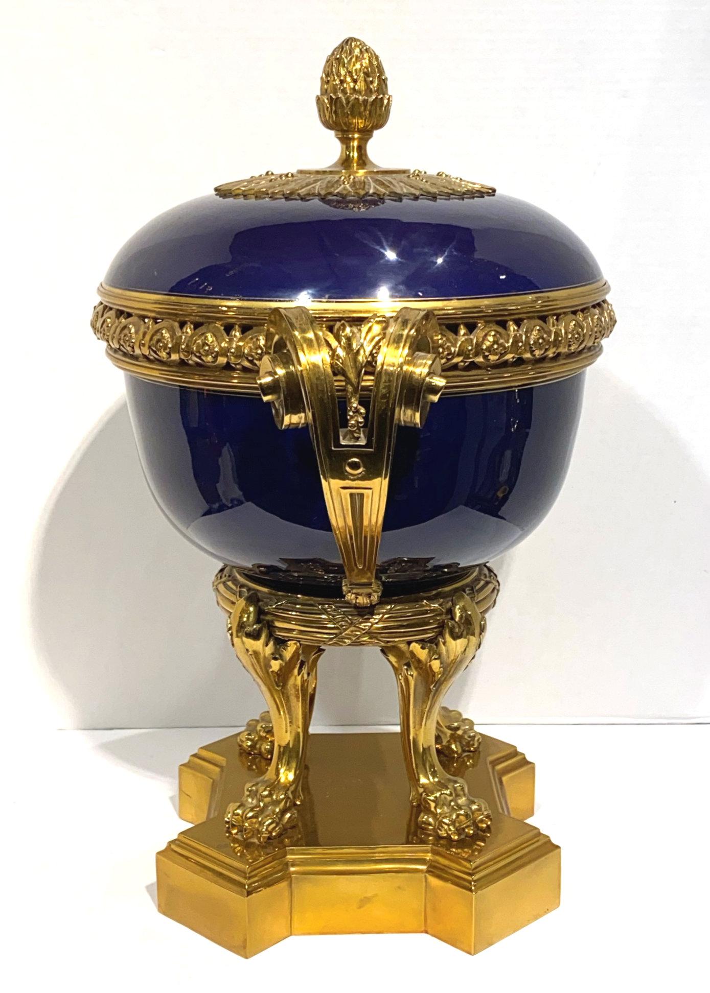 Vase Cassolette en porcelaine émaillée bleu cobalt de style Sèvres monté sur bronze doré en vente 1