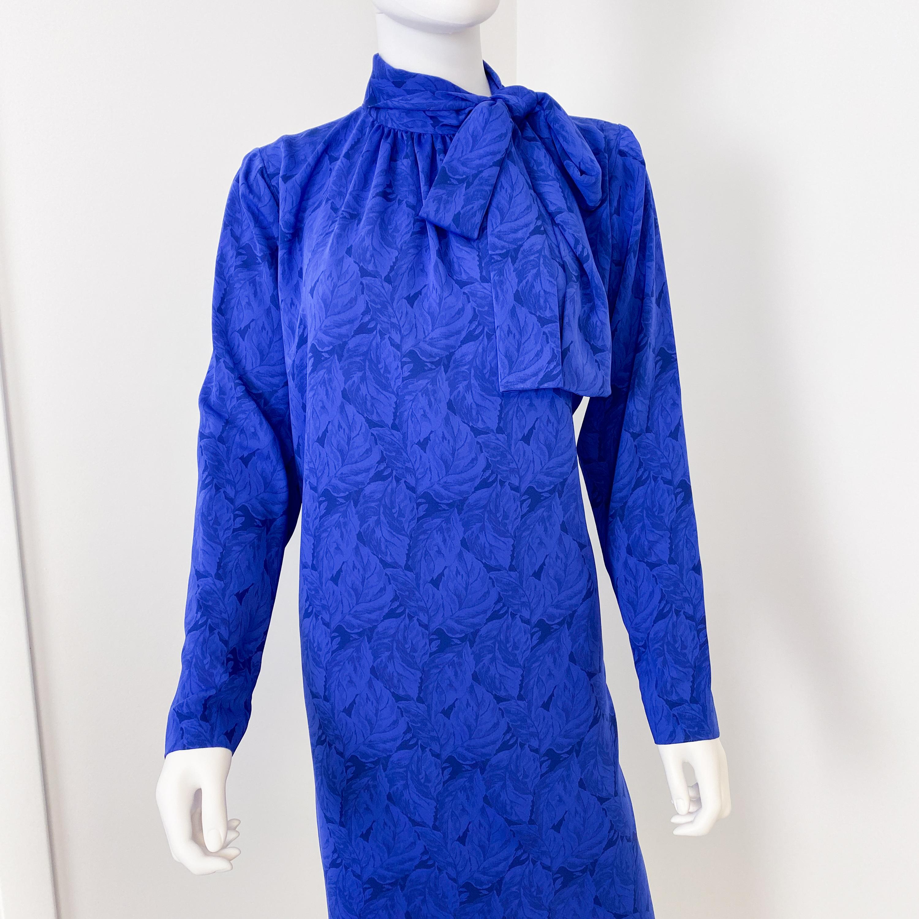 Bleu Robe de cocktail en soie bleu cobalt avec nœud papillon, taille 12, années 1980 en vente