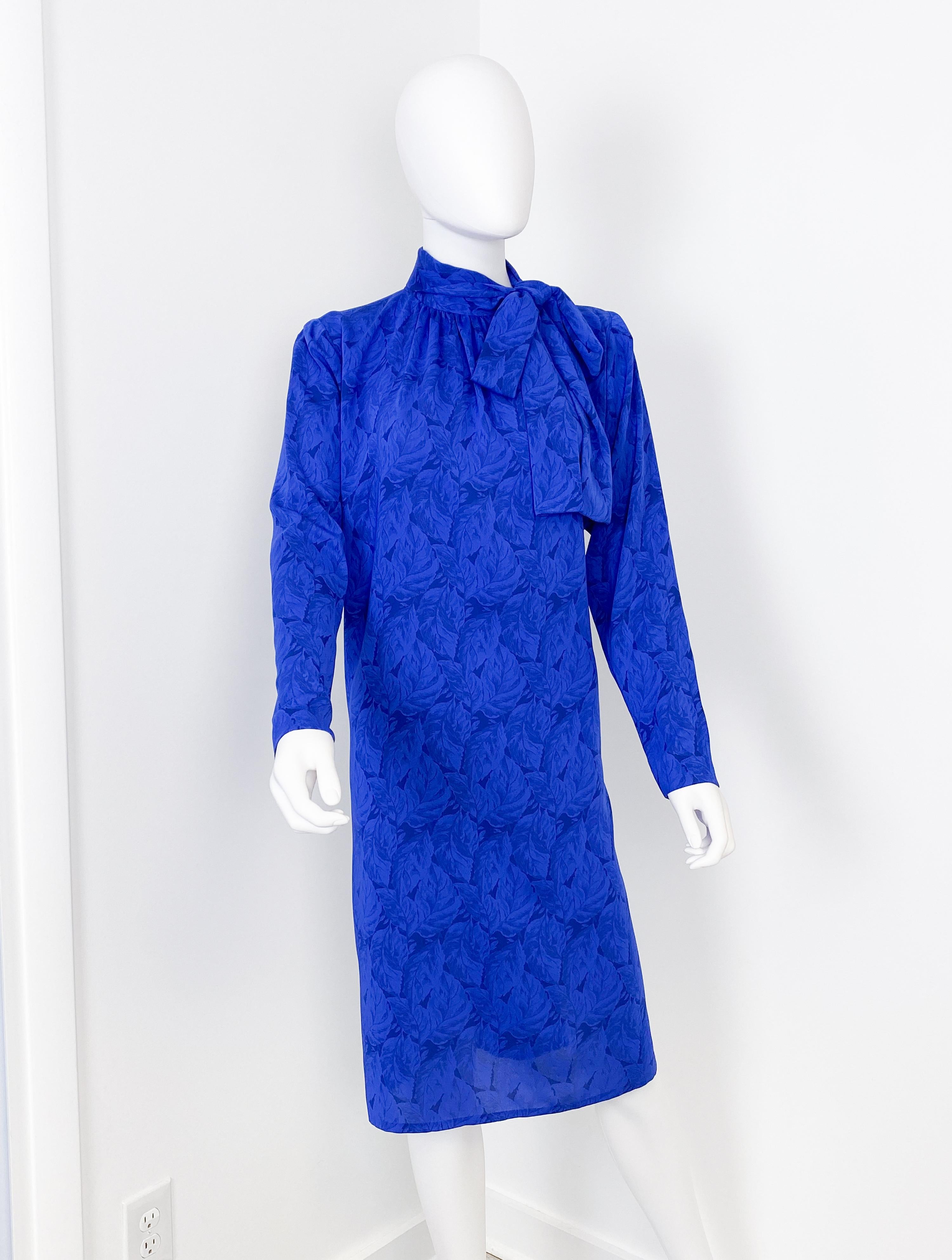 Robe de cocktail en soie bleu cobalt avec nœud papillon, taille 12, années 1980 Excellent état - En vente à Atlanta, GA