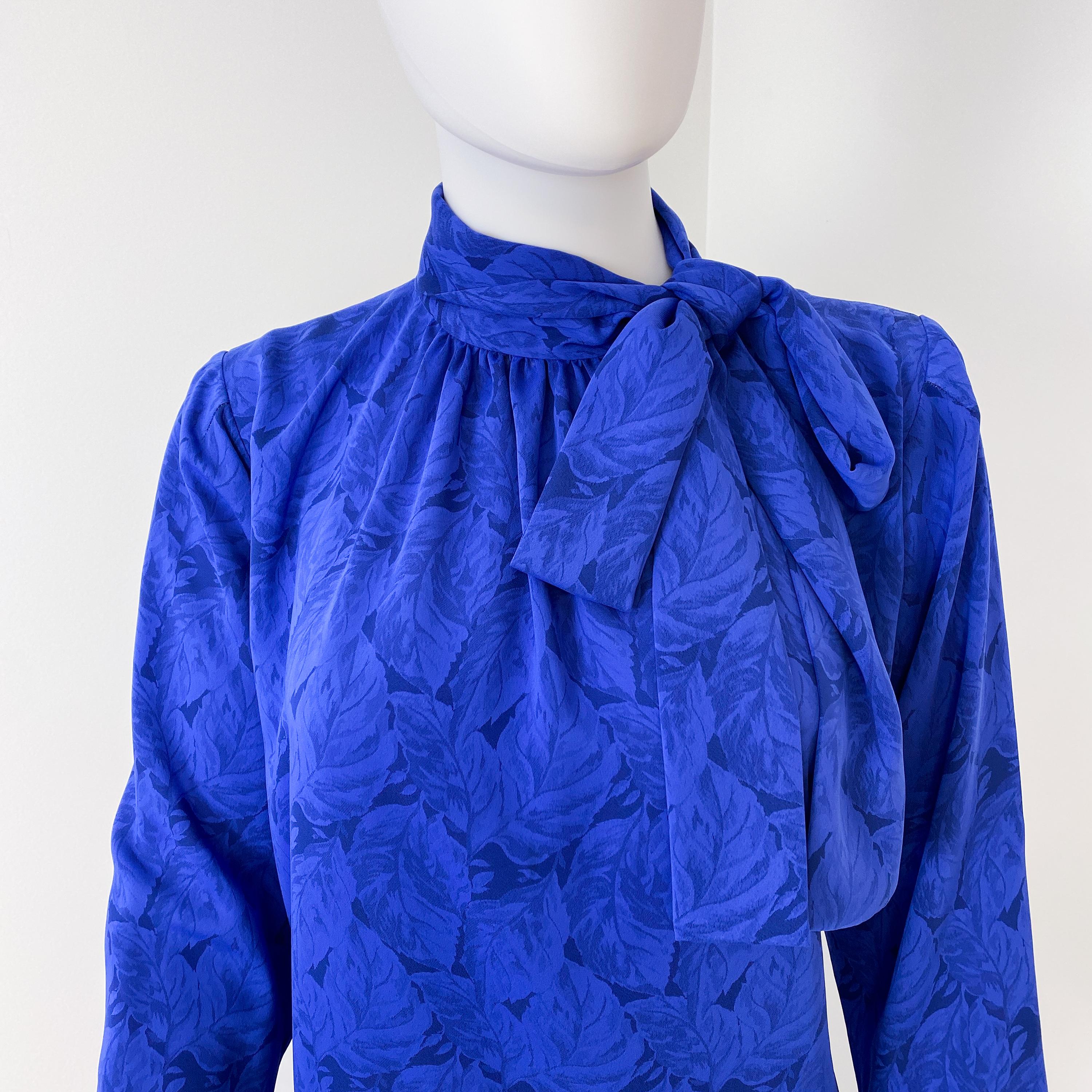 Robe de cocktail en soie bleu cobalt avec nœud papillon, taille 12, années 1980 en vente 1