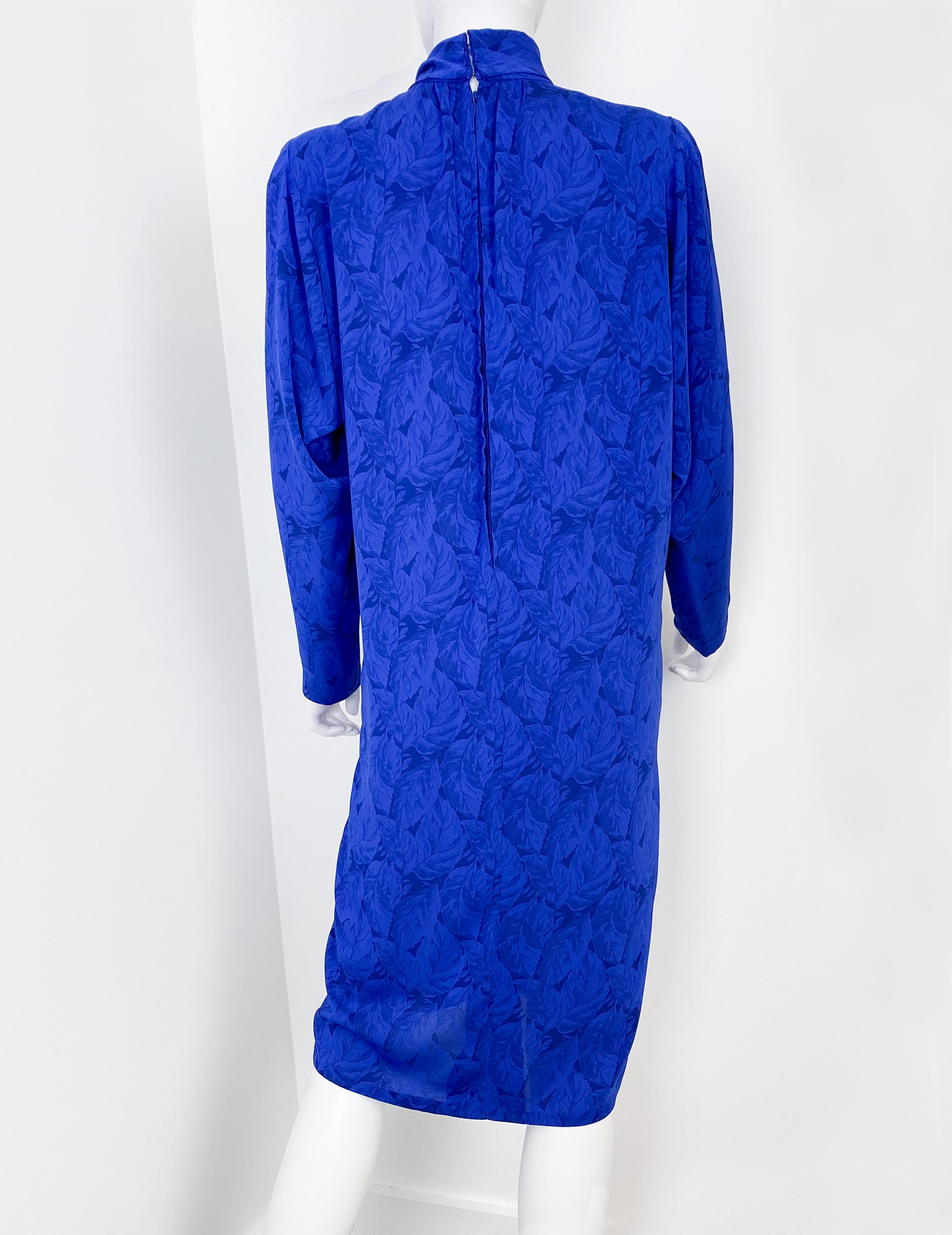 Robe de cocktail en soie bleu cobalt avec nœud papillon, taille 12, années 1980 en vente 4