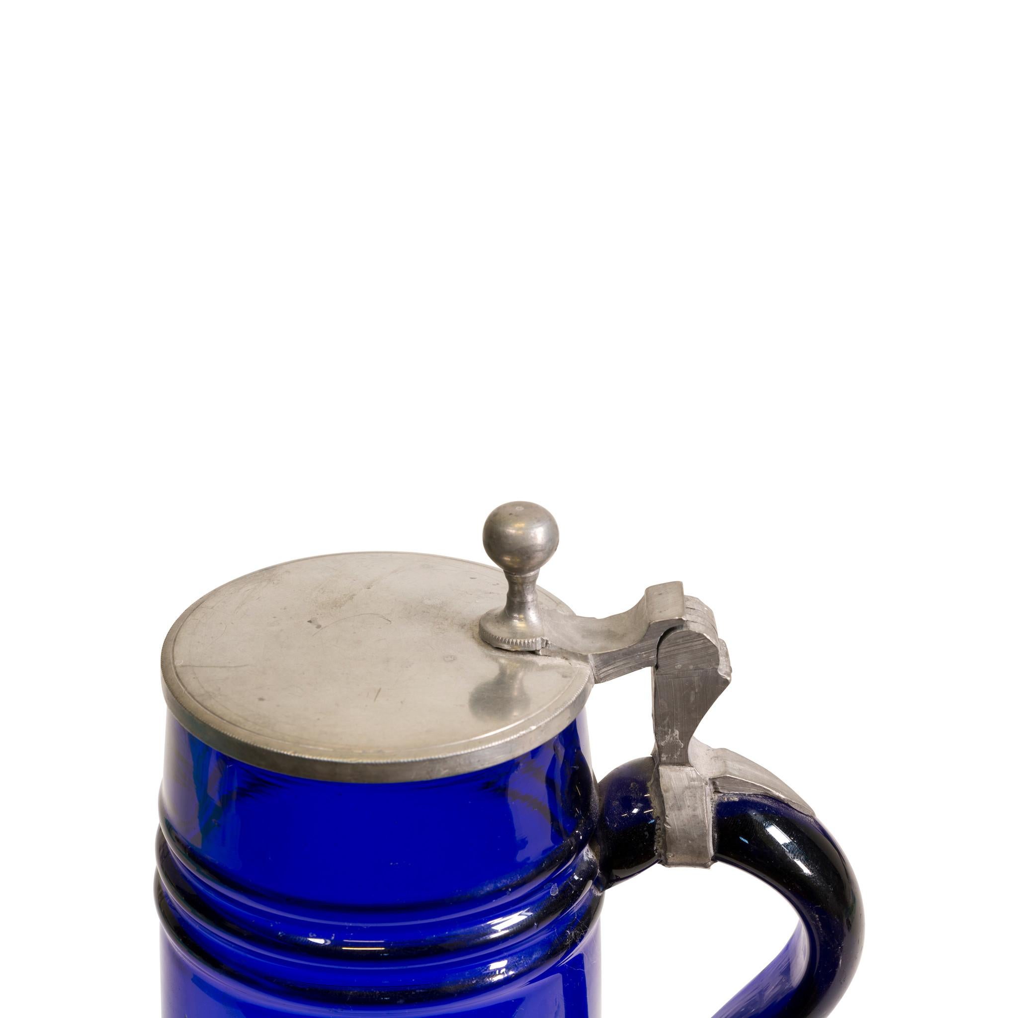 Exceptionnel stein allemand bleu cobalt soufflé à la main avec couvercle en étain.

Période : vers 1850

Origine : Allemagne

Taille : 11 1/2