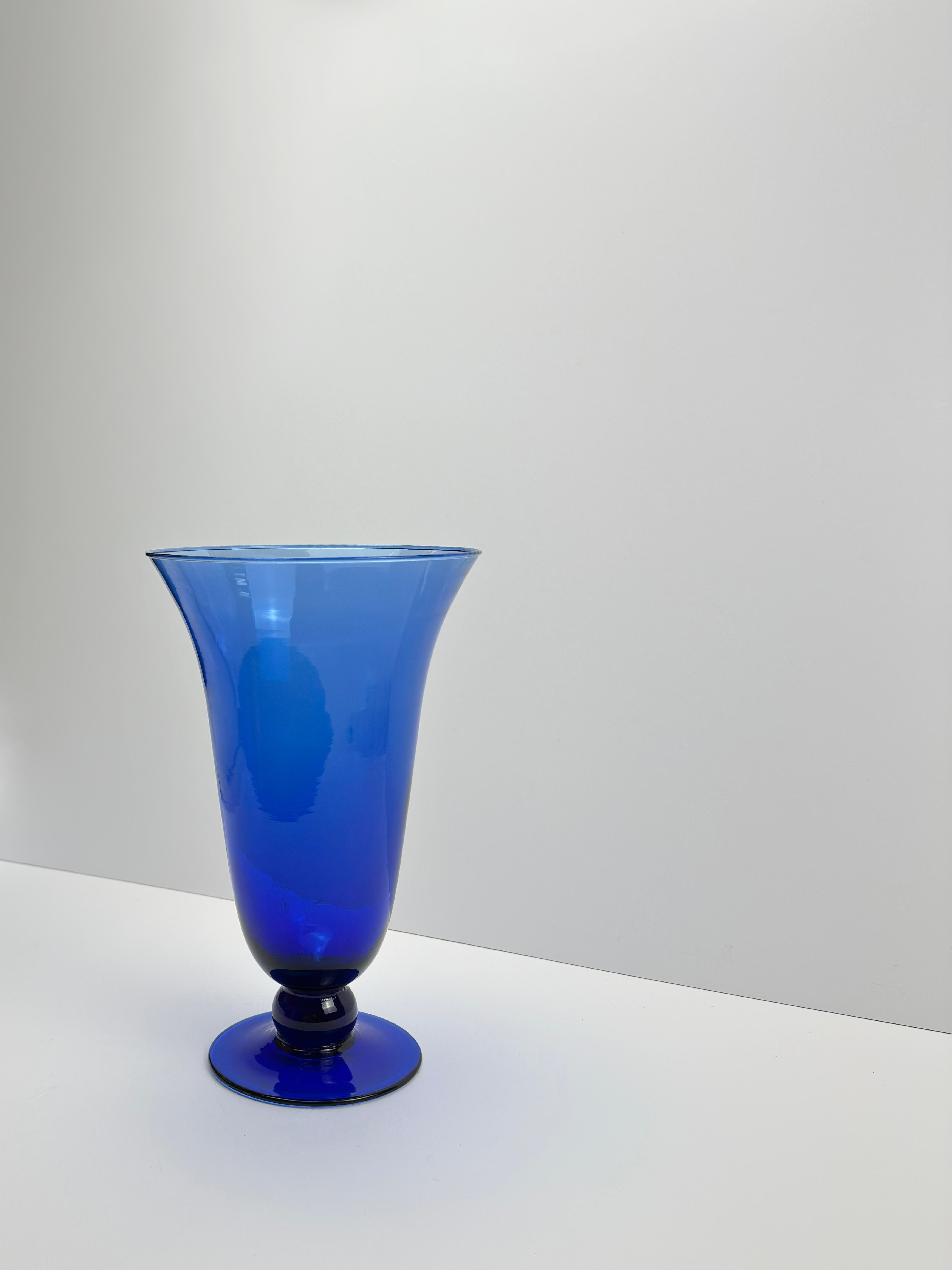 Art déco Vase trompette bleu cobalt, attribué à Empoli Glass, Italie, années 1980 en vente