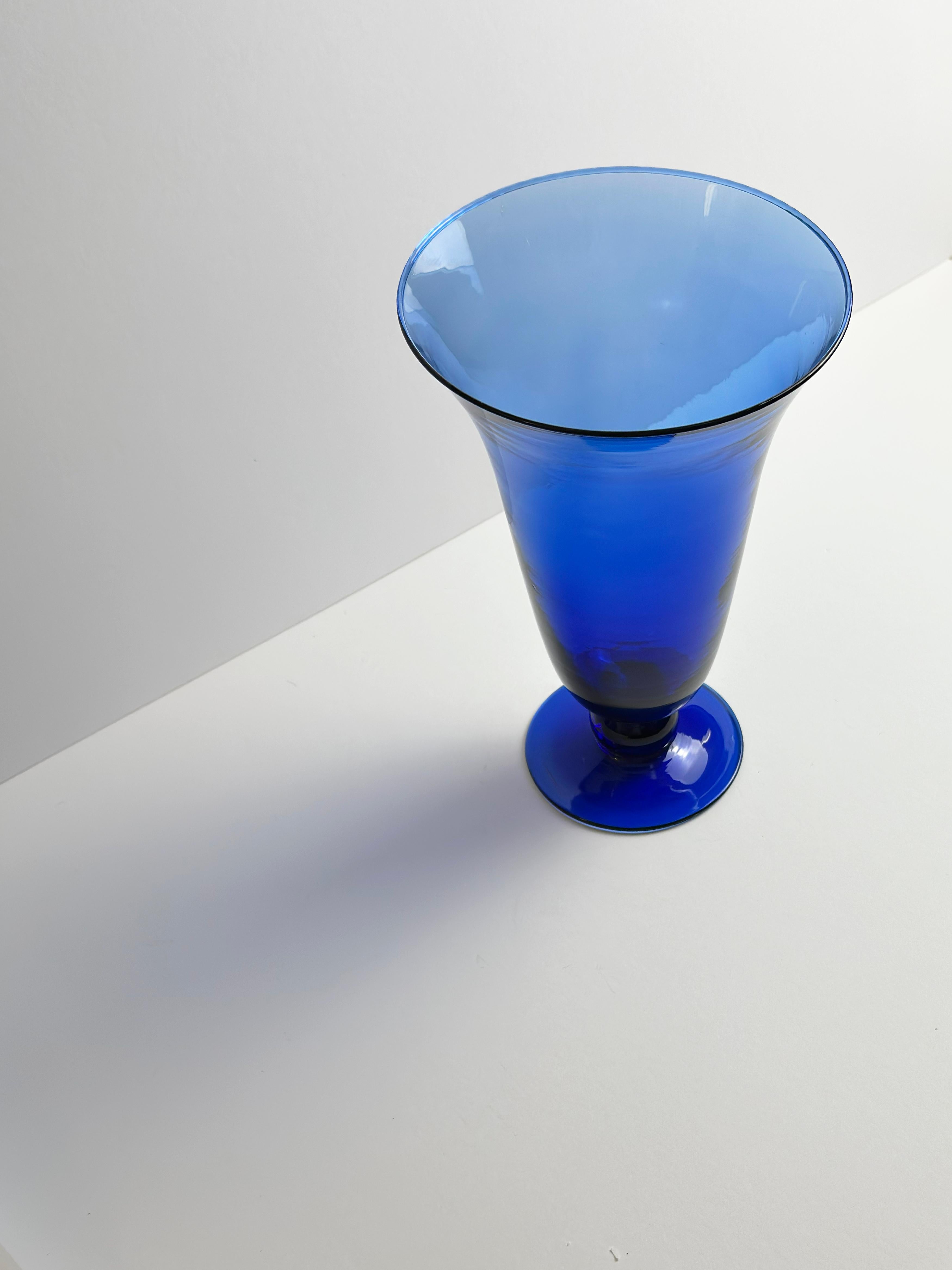italien Vase trompette bleu cobalt, attribué à Empoli Glass, Italie, années 1980 en vente