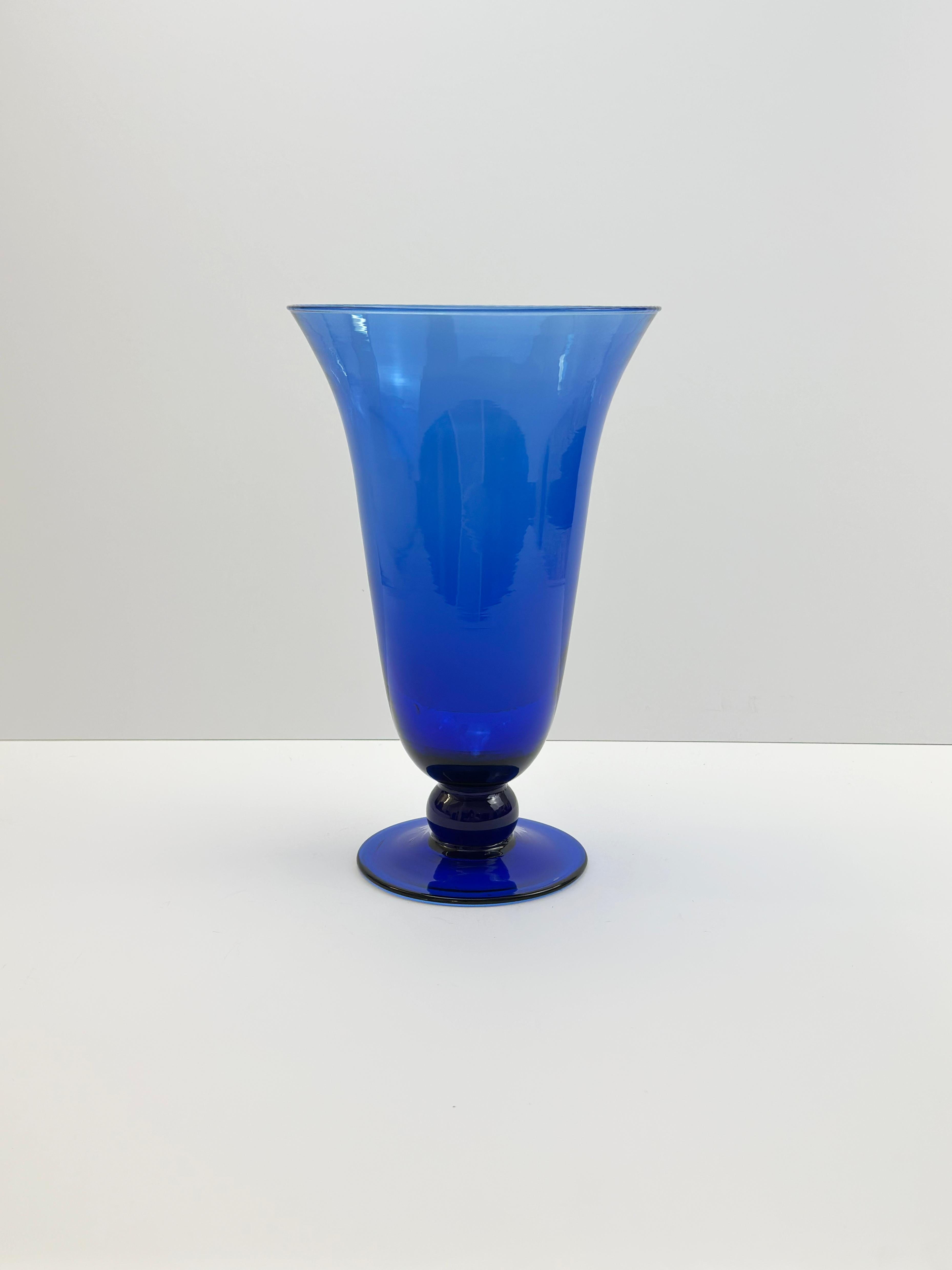 Fait main Vase trompette bleu cobalt, attribué à Empoli Glass, Italie, années 1980 en vente