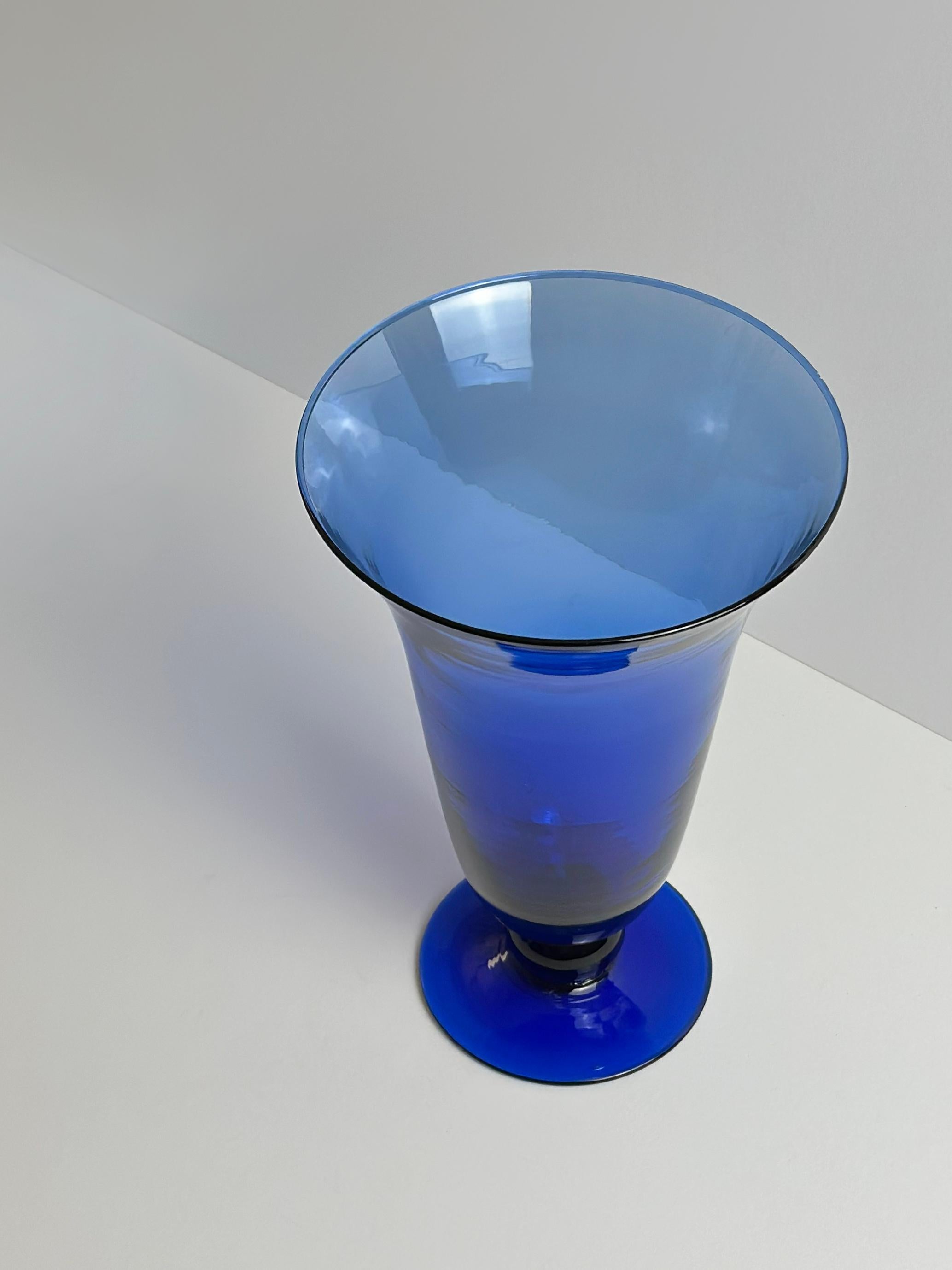 20ième siècle Vase trompette bleu cobalt, attribué à Empoli Glass, Italie, années 1980 en vente