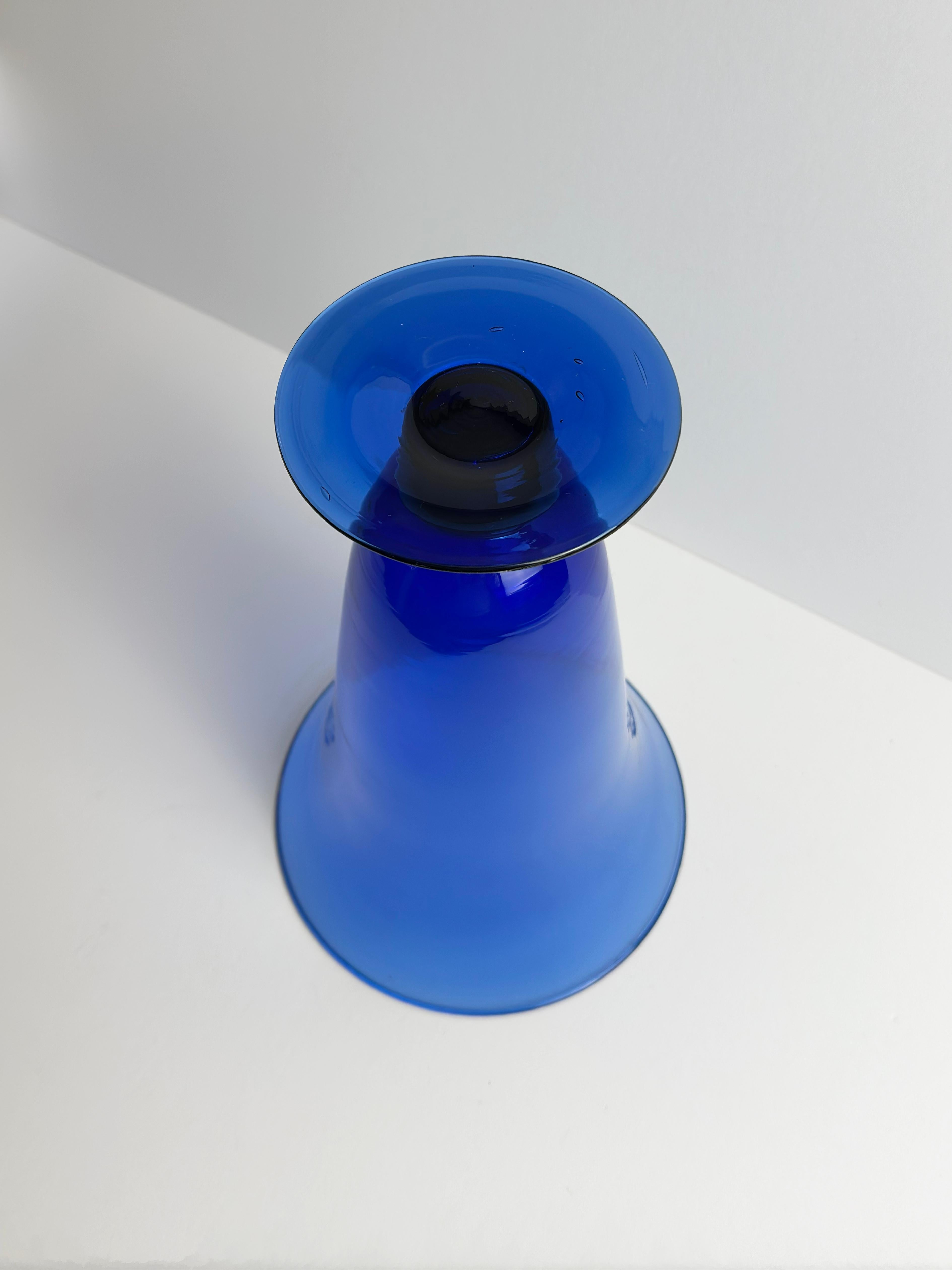 Verre d'art Vase trompette bleu cobalt, attribué à Empoli Glass, Italie, années 1980 en vente