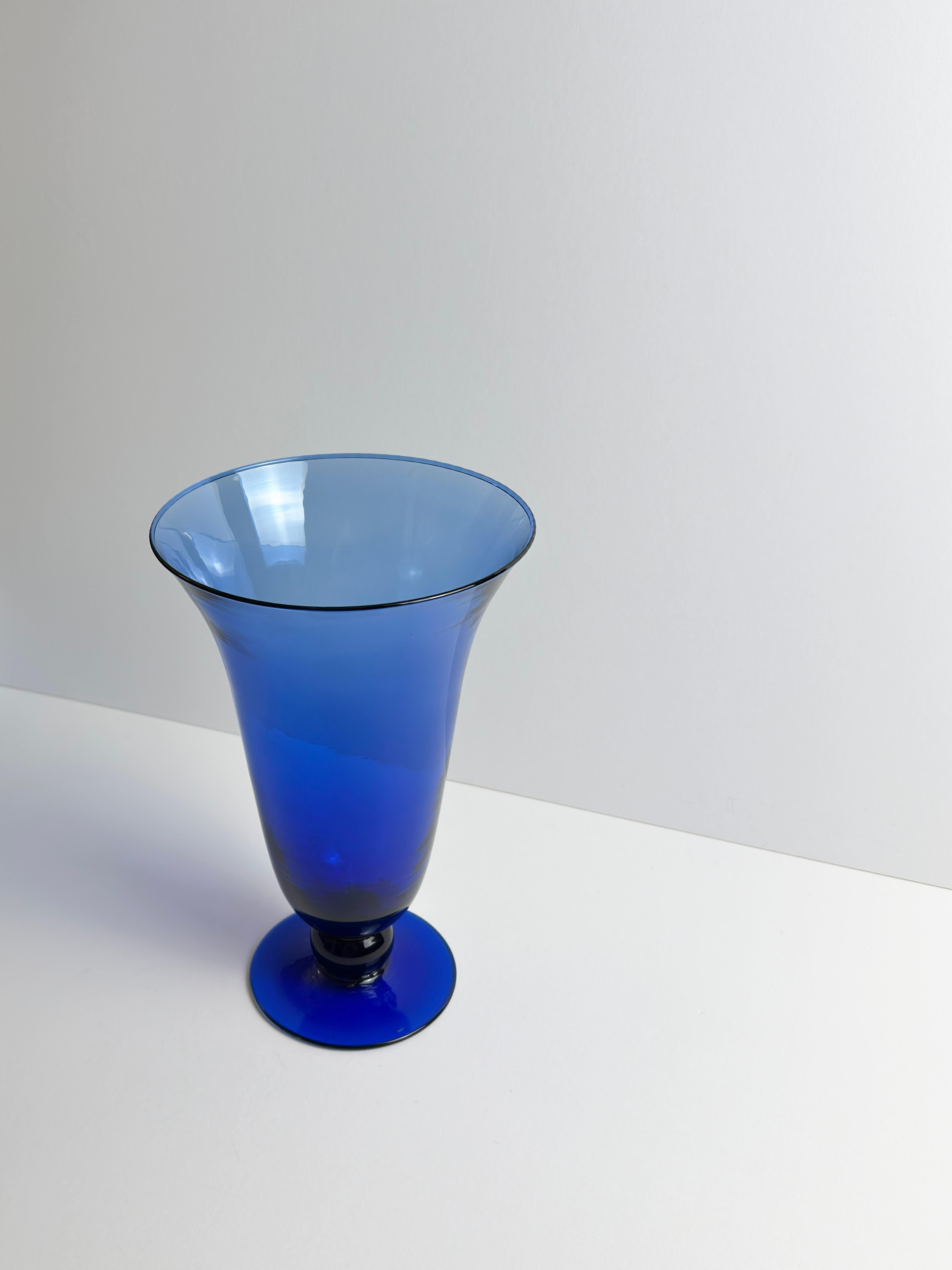 Vase trompette bleu cobalt, attribué à Empoli Glass, Italie, années 1980 en vente 1