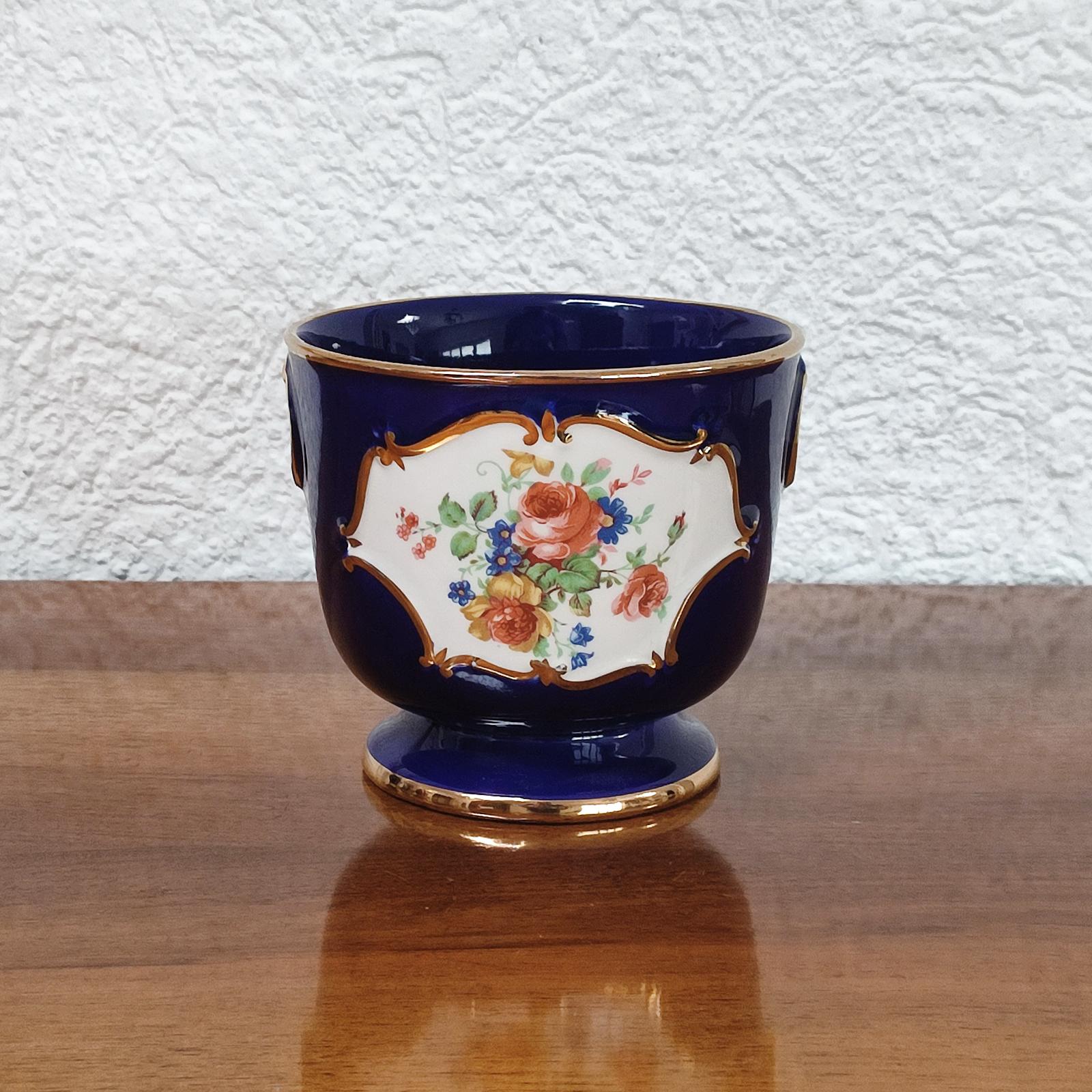 Beautiful Italian porcelain cachepot, flowers décor in white medallion, against cobalt blue background, gold detailing. Signed. Very good condition.
Dimensions: height 15 cm (5.90 cm), diameter 13 cm (5.11 in).