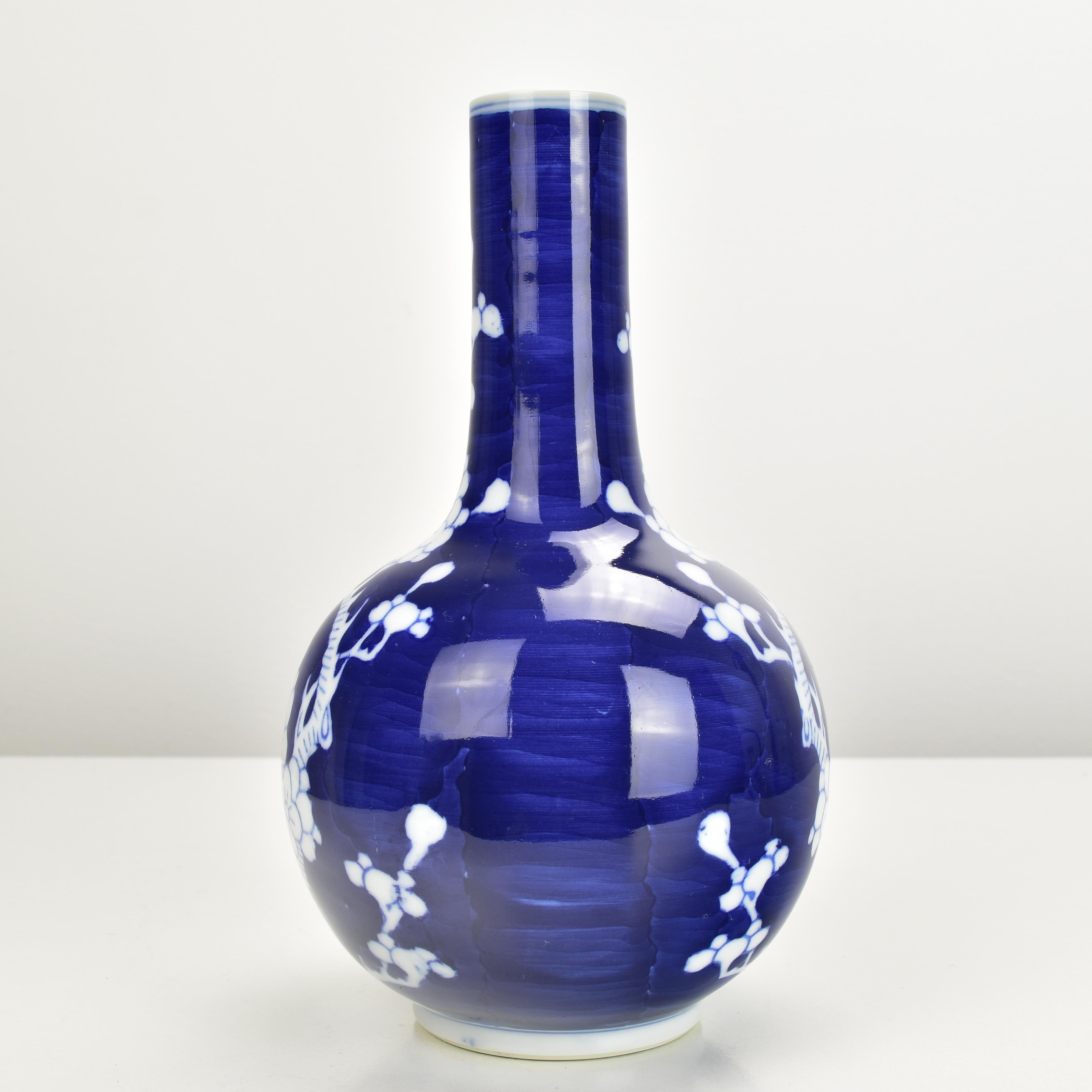 Cobalt Blue & White Prunus Blossom & Cracked Ice Chinese Porcelain Vase In Good Condition For Sale In Bad Säckingen, DE