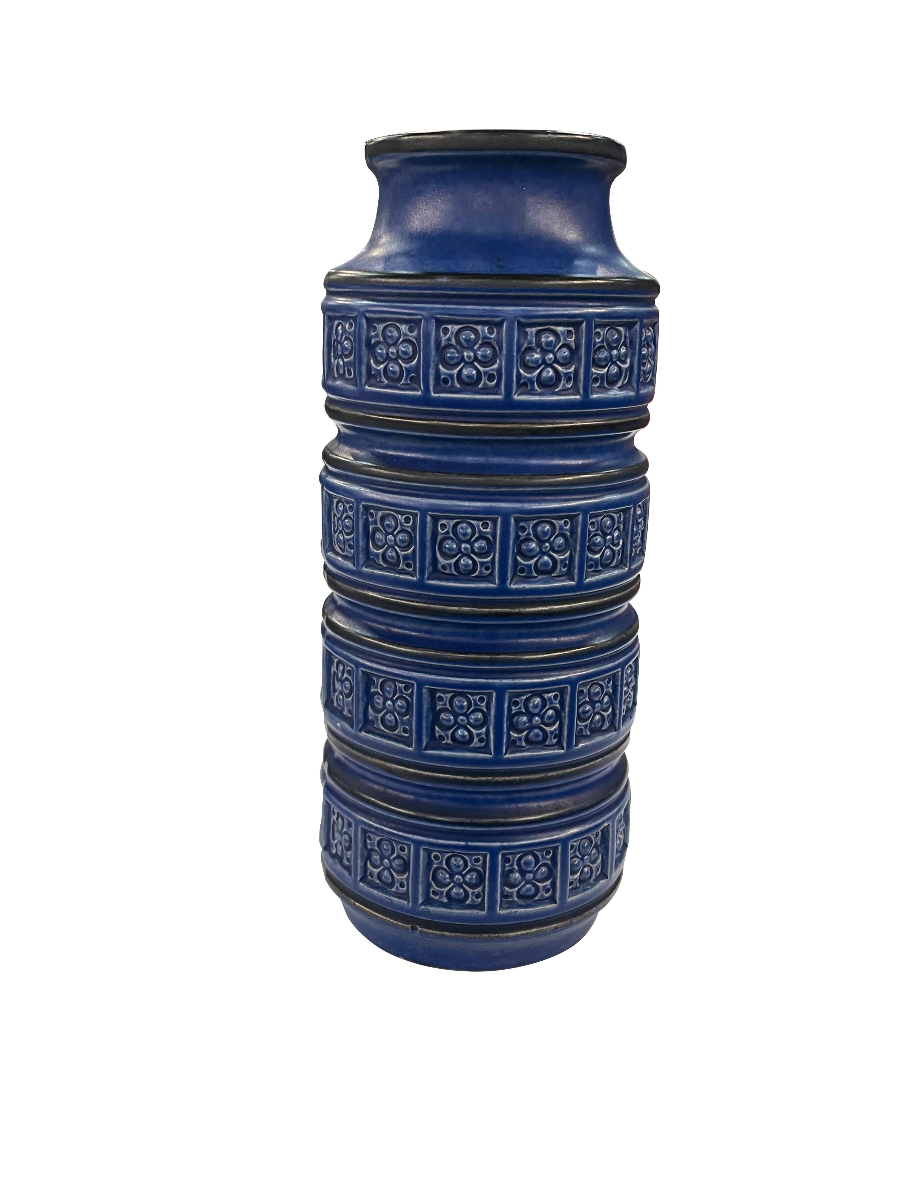 Mid Century German ceramic vase with horizontal bands of raised geometric design.
Cobalt blue in color.
Can hold water.
Sits well with S6756 and S6758.
ARRIVING APRIL