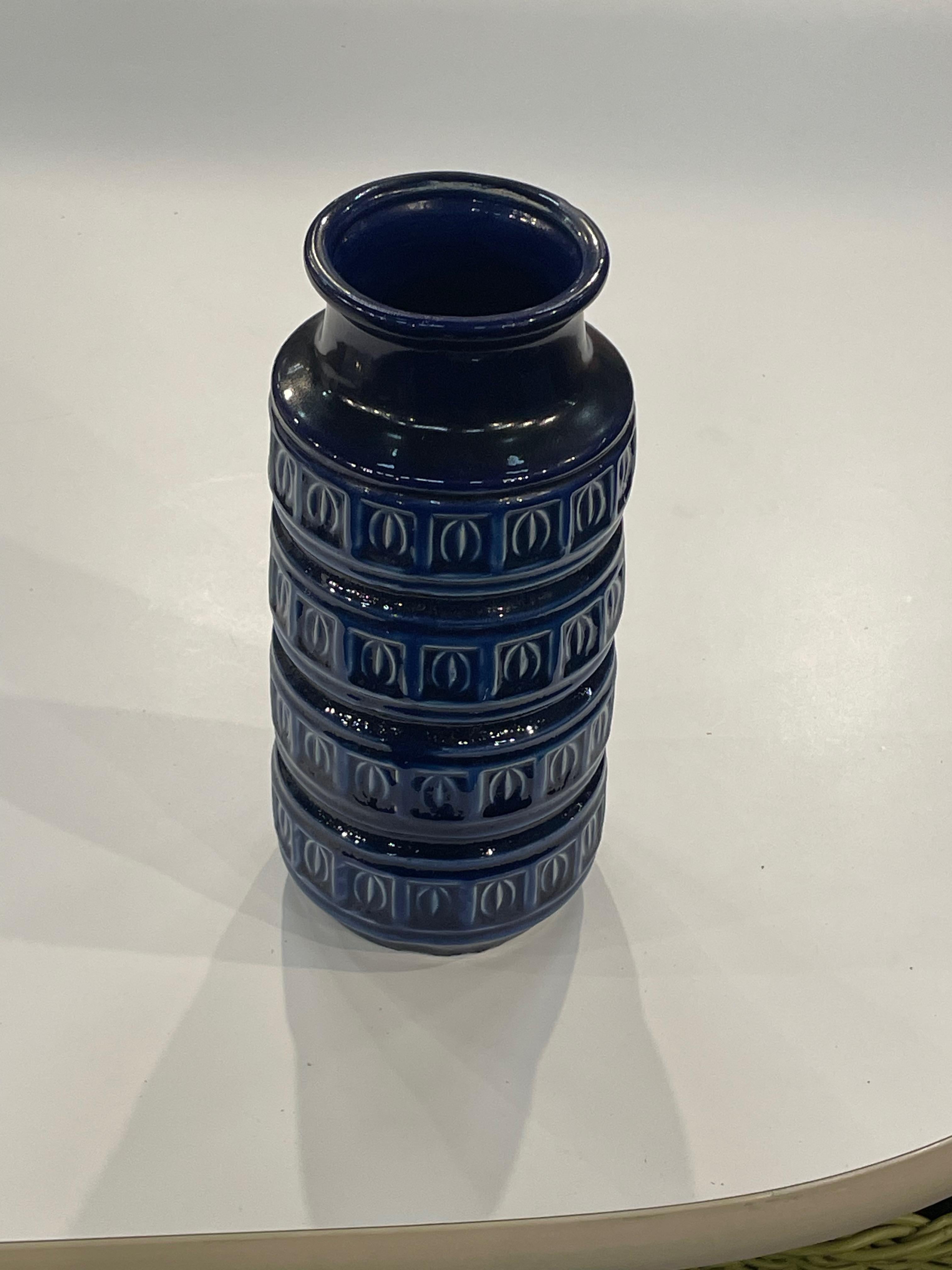 Mid Century German ceramic vase with horizontal bands of raised geometric design.
Cobalt blue in color.
Can hold water.
Sits well with S6756 and S6757.
ARRIVING APRIL