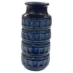 Kobaltblaue Vase mit erhabenen geometrischen Bändern, Deutschland, Mitte des Jahrhunderts