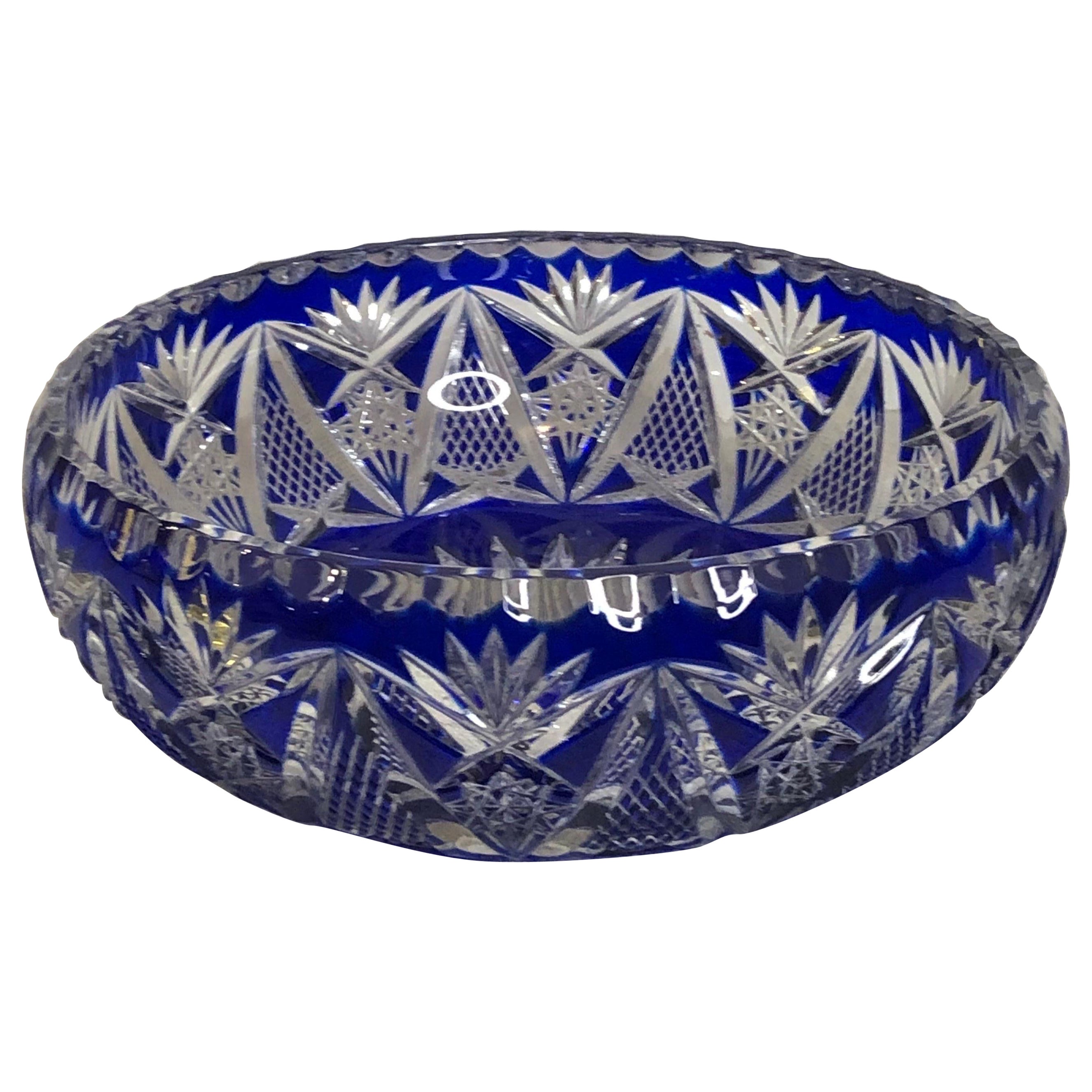 Cuenco de cristal checoslovaco de Bohemia de color cobalto con un intrincado y profundo dibujo tallado