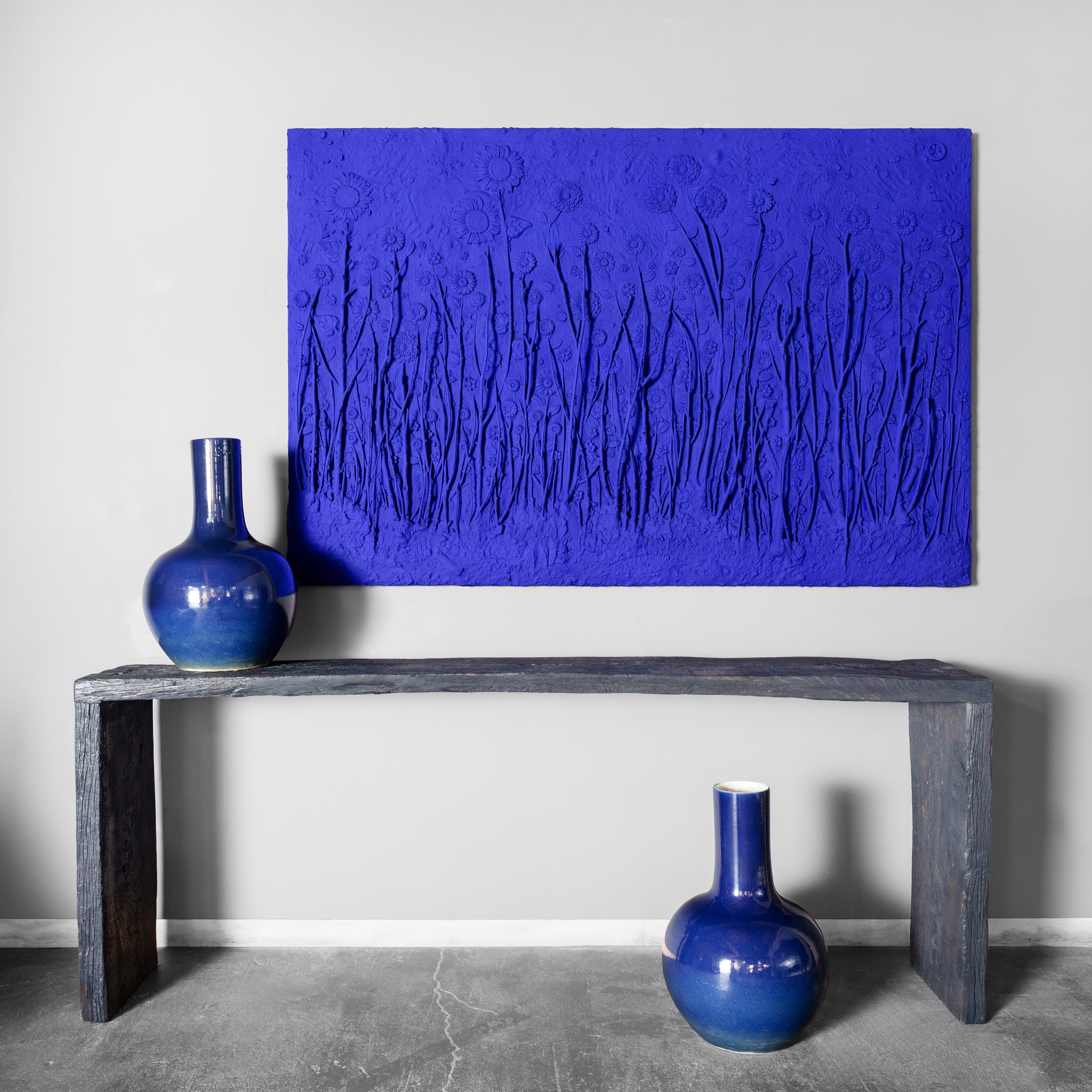 S'inspirant d'une longue tradition chinoise de céramiques monochromes, ce grand vase à col de cygne est recouvert d'une glaçure d'un bleu profond, rappelant un ciel nocturne sombre. Le vase présente un corps arrondi et globulaire et un col