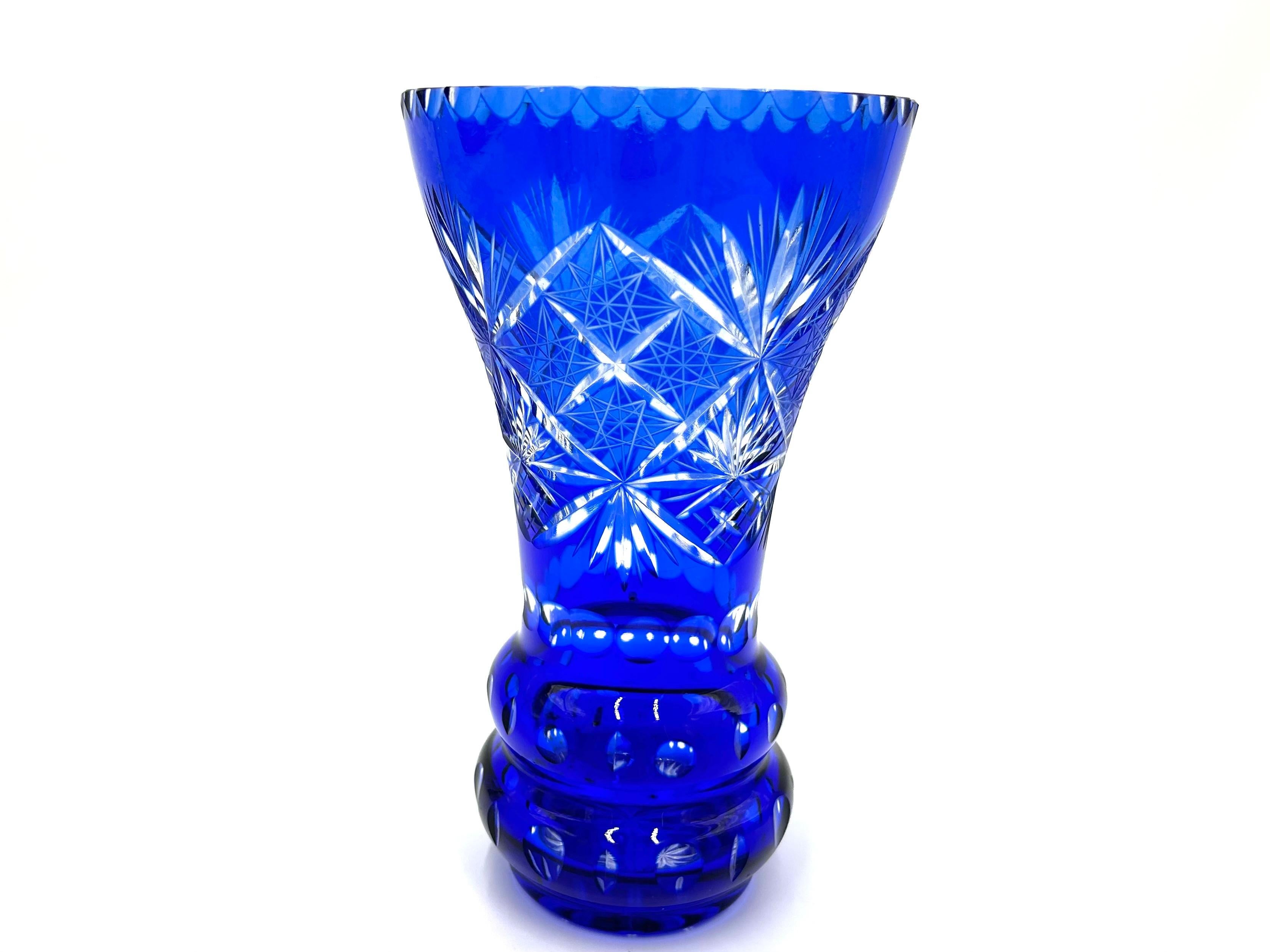 Vase aus kobaltblauem Kristall, verziert mit schönen geometrischen Schliffen.

Hergestellt in Polen in den 1960er Jahren.

Sehr guter Zustand, keine Schäden.

Höhe 25 cm, Durchmesser 15 cm