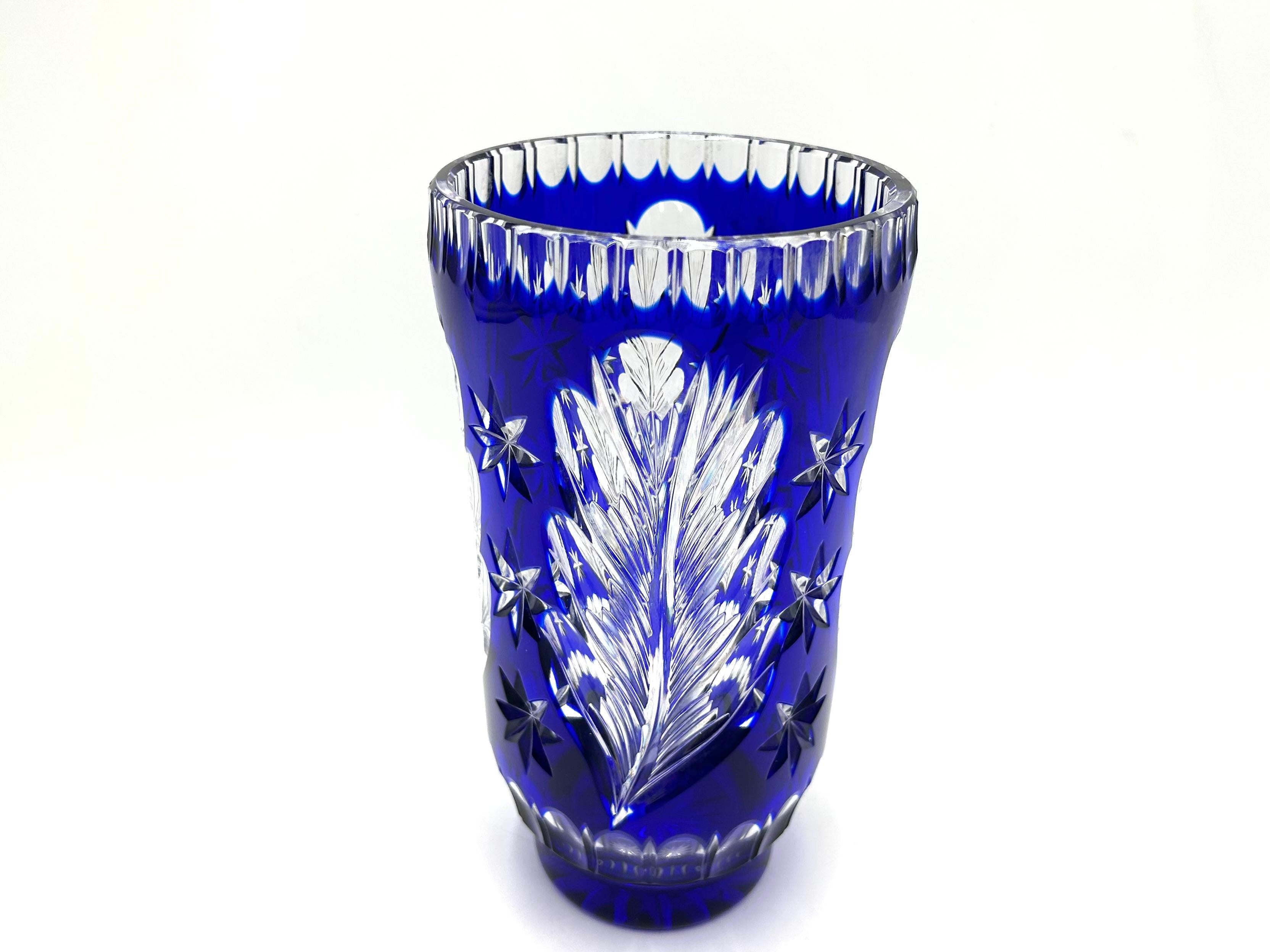 Cobalt crystal vase with beautiful motifs of oak leaves and stars

Made in Poland in the 1960s.

Very good condition, no damage

height 20.5 cm, diameter 11 cm