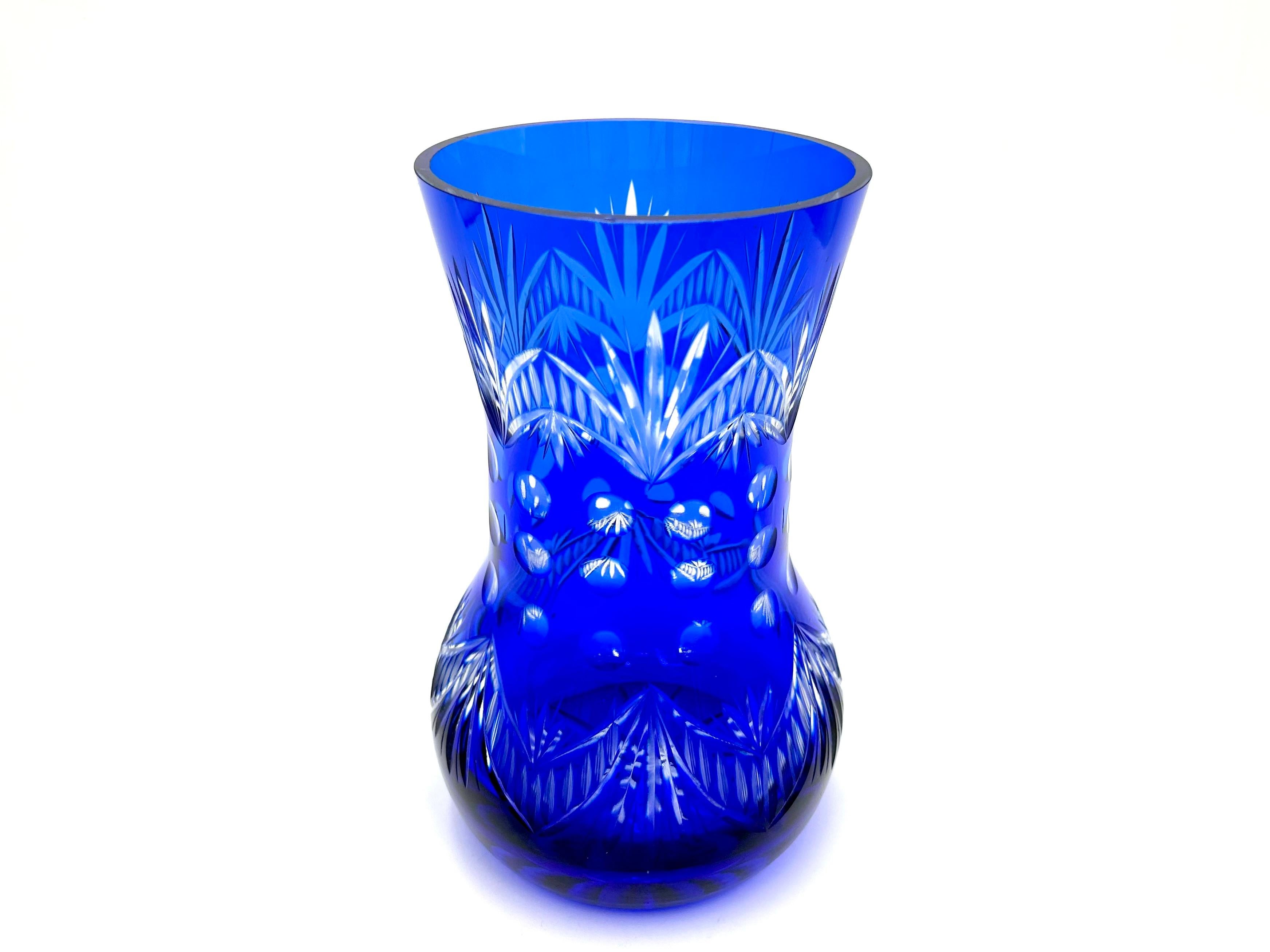 Vase aus kobaltblauem Kristall

Hergestellt in Polen in den 1960er Jahren.

Sehr guter Zustand, keine Schäden

Höhe 22 cm, Durchmesser 12 cm