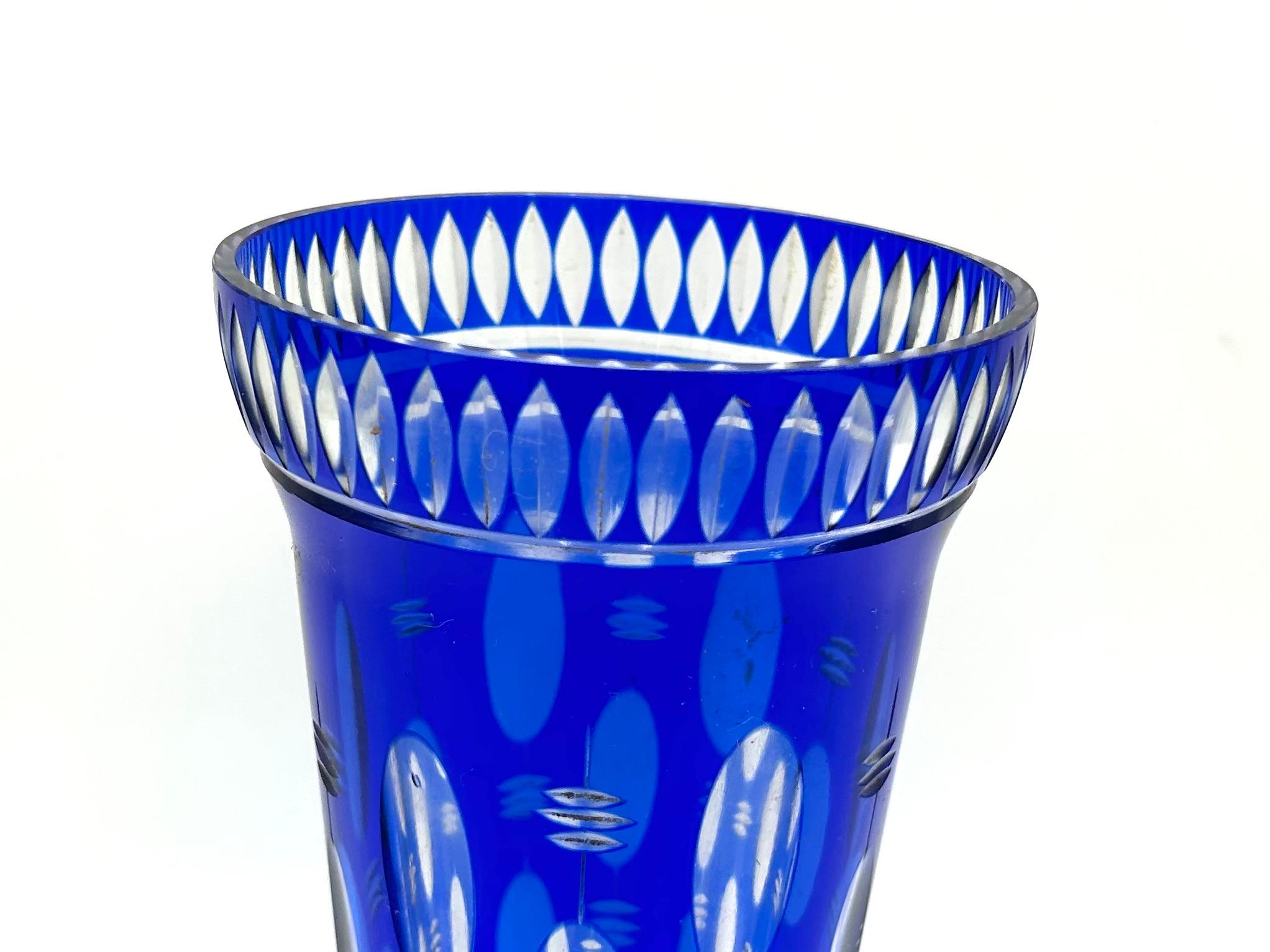 Cobalt crystal vase decorated with cut geometric patterns

Made in Poland in the 1960s.

Very good condition, no damage

Height 23 cm, diameter 12.5 cm.
