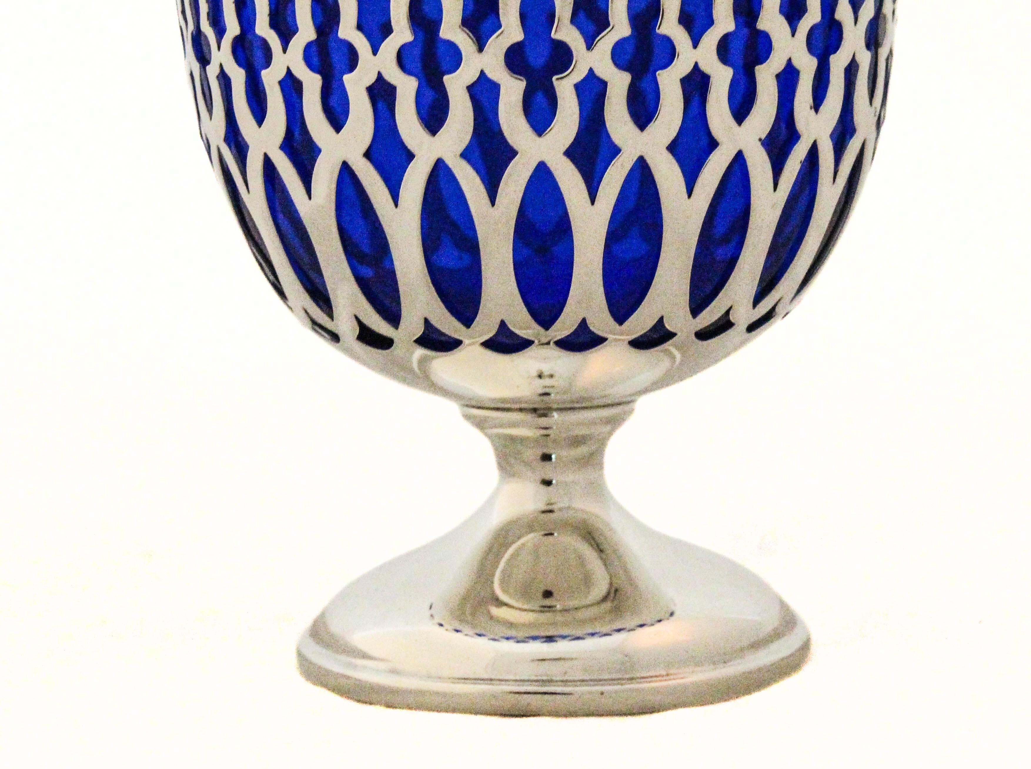 Korb aus Kobaltglas und Sterlingsilber, netzförmig (amerikanisch) im Angebot
