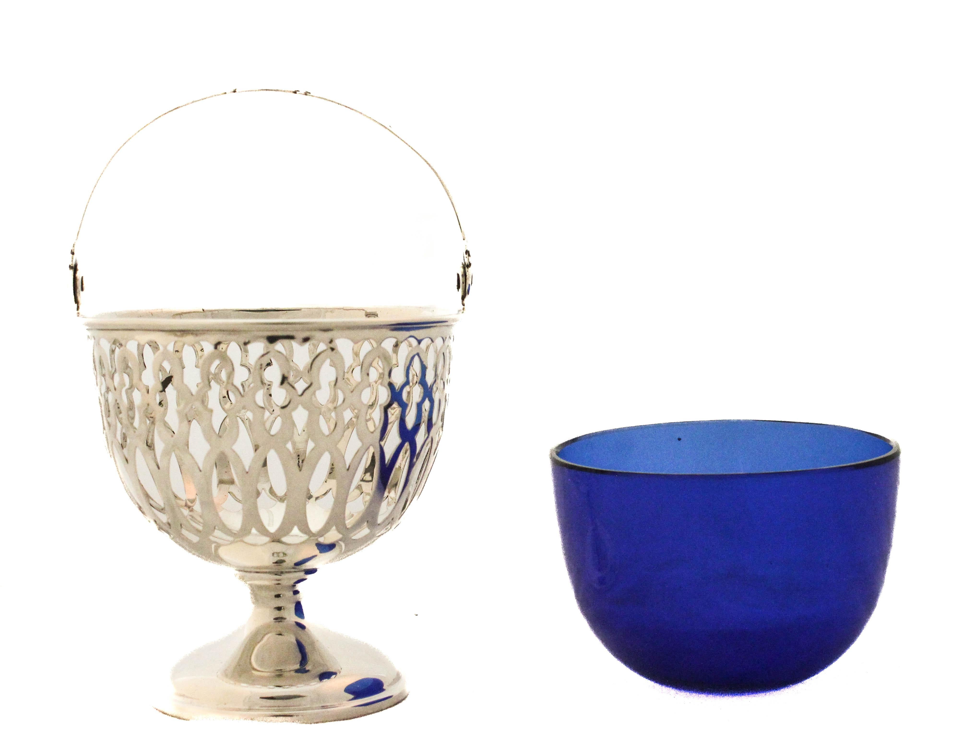 Korb aus Kobaltglas und Sterlingsilber, netzförmig im Angebot 1