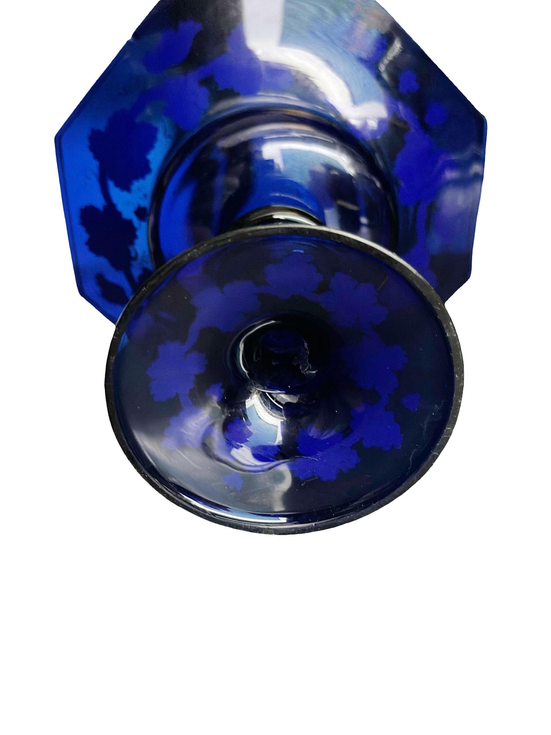 Kobaltfarbene, handbemalte Kompottschale aus Glas im Angebot 5