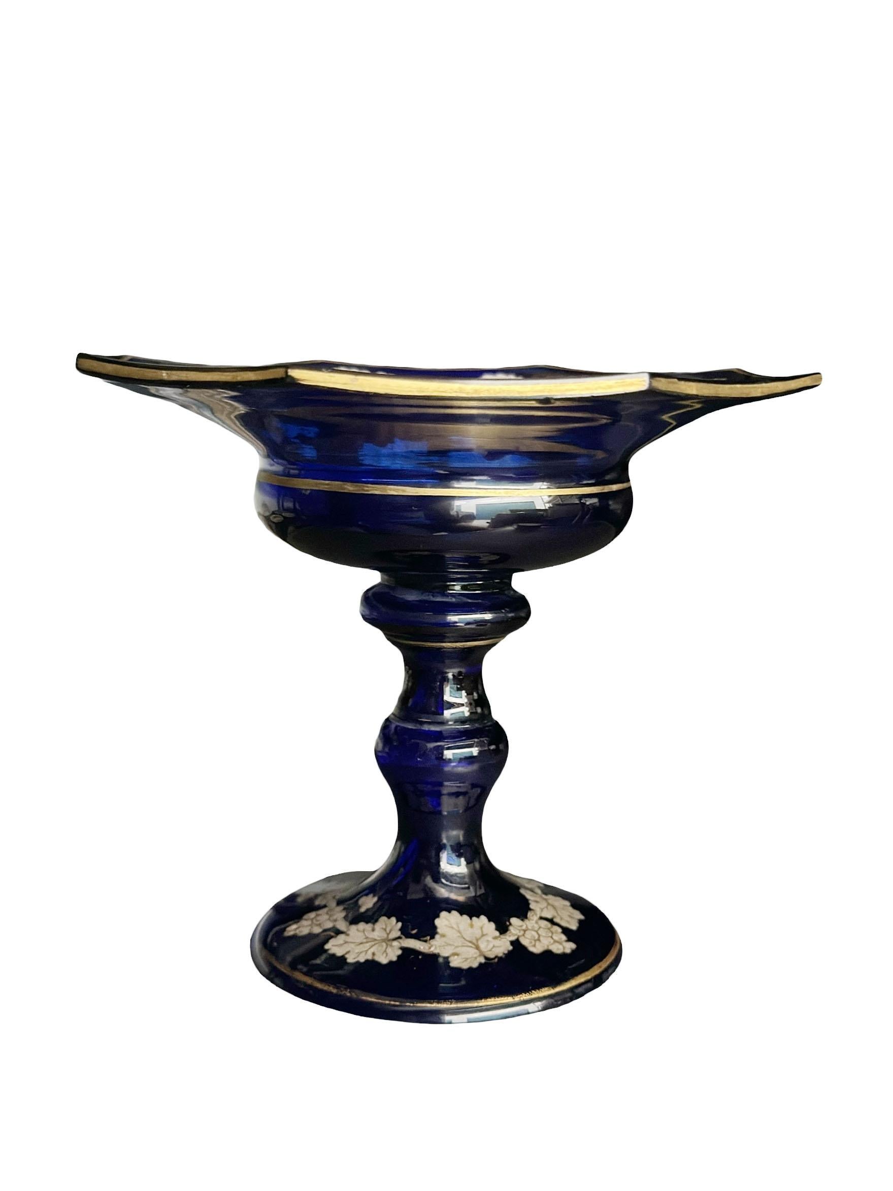 Kobaltfarbene, handbemalte Kompottschale aus Glas (Spätes 19. Jahrhundert) im Angebot
