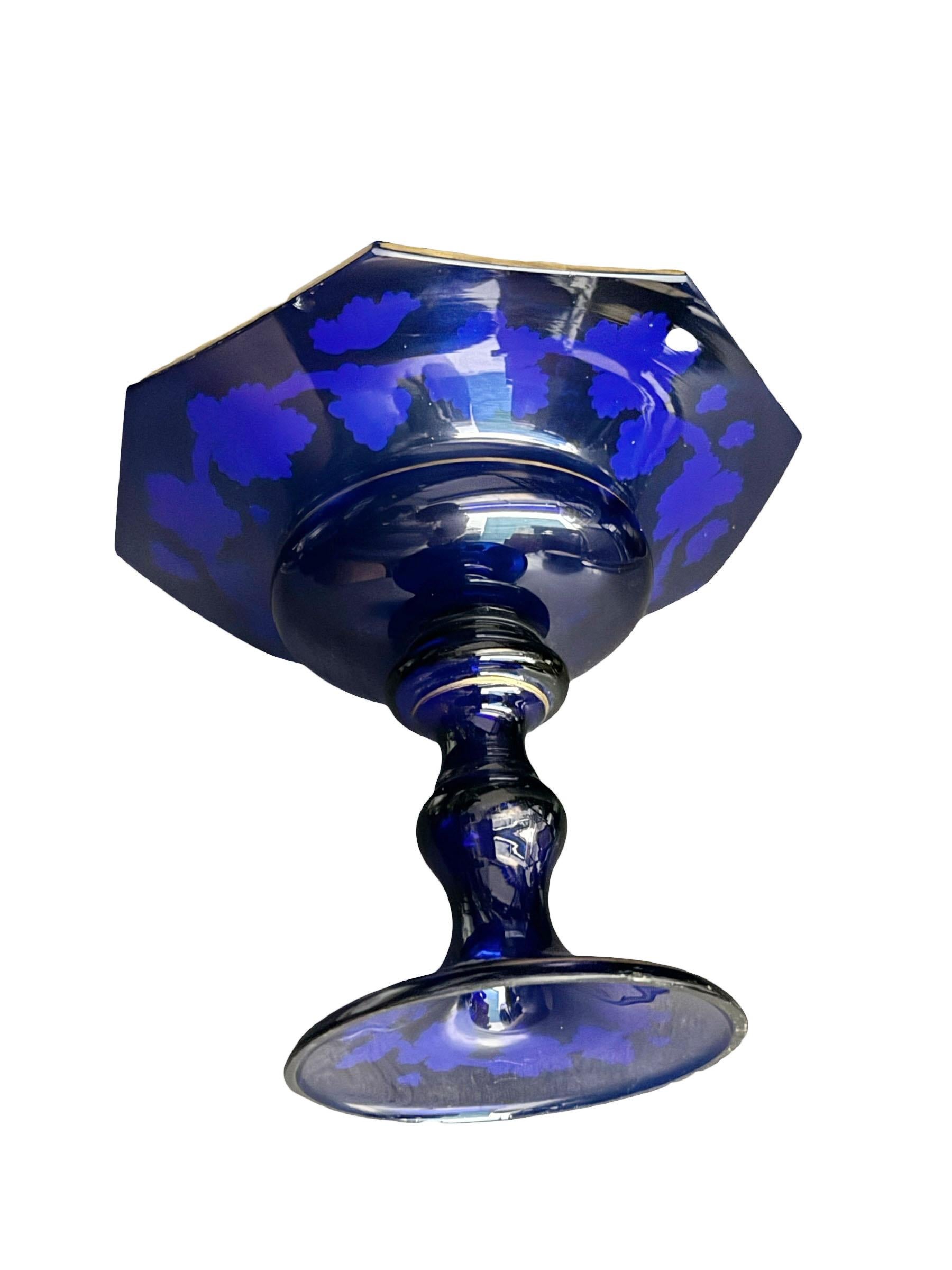Kobaltfarbene, handbemalte Kompottschale aus Glas im Angebot 4