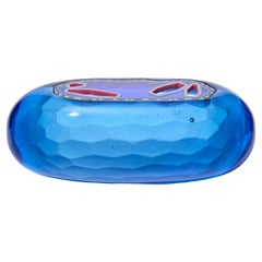 Geode di agata a losanghe cobalto, scultura in vetro fuso blu e rosa di Angela Jarman