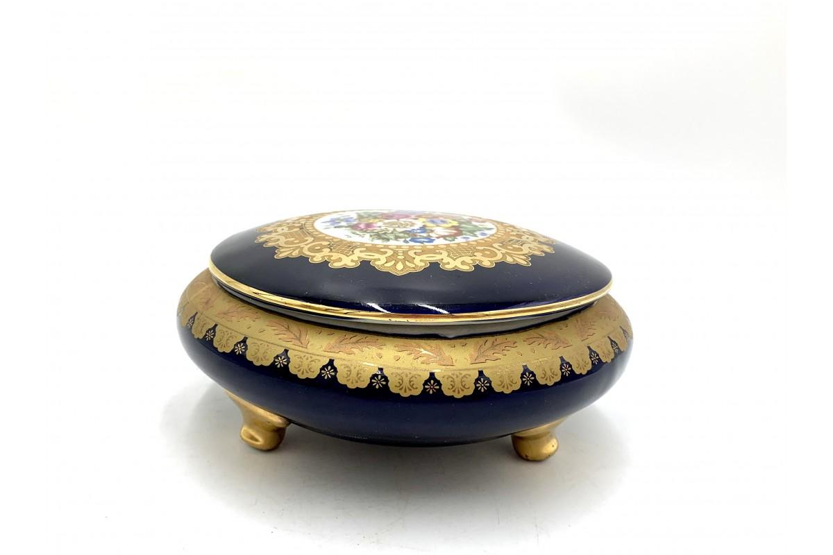 Porcelain jewelery box in cobalt color with gilding and a floral motif

Made in France around 1950.

Very good condition, no damage.

Measures: Height 7.5c, diameter 18cm.