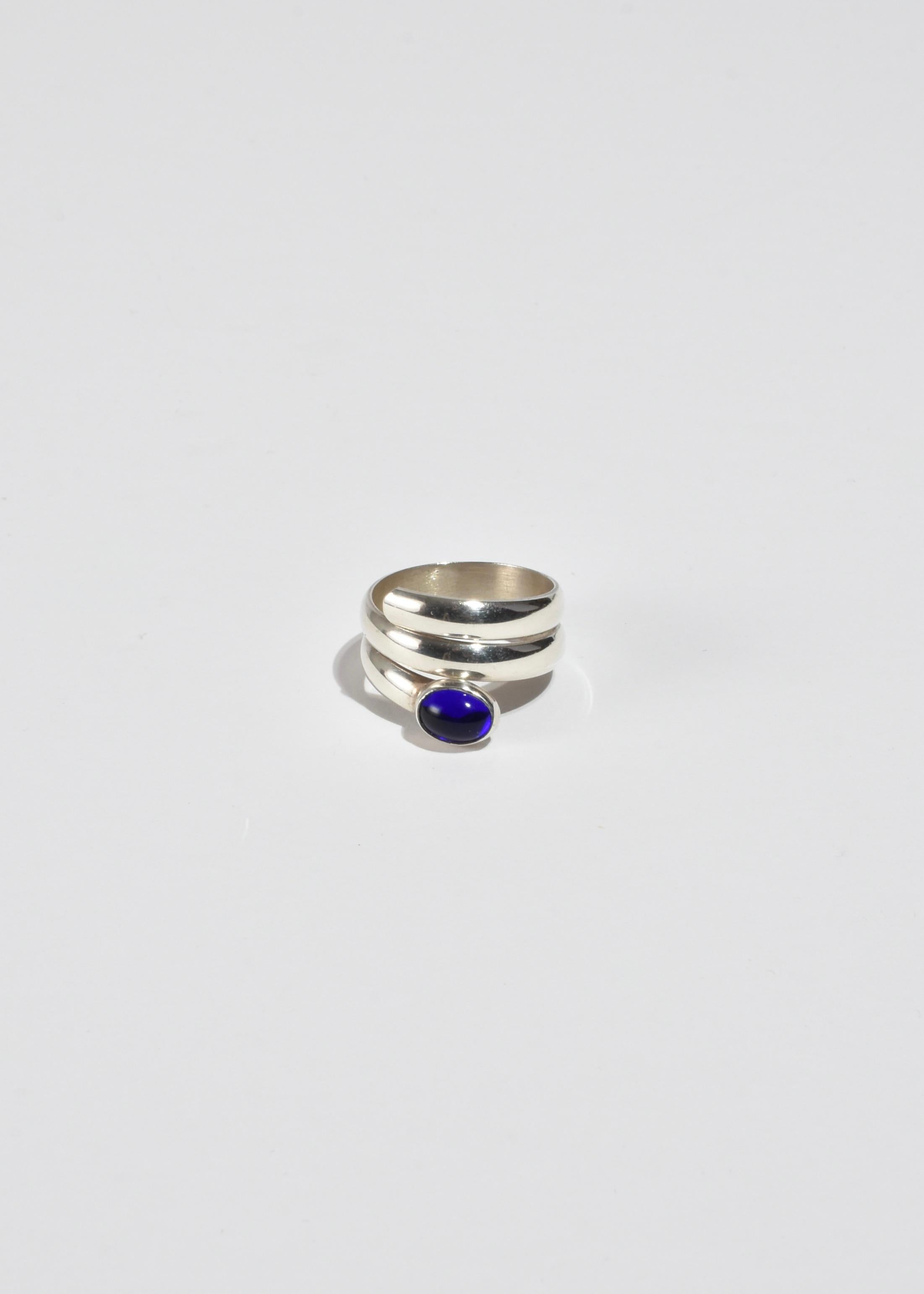 Vintage silver spiral ring with oval cobalt blue cabochon. Stamped Mexico, 925.

Material: Sterling silver, glass.