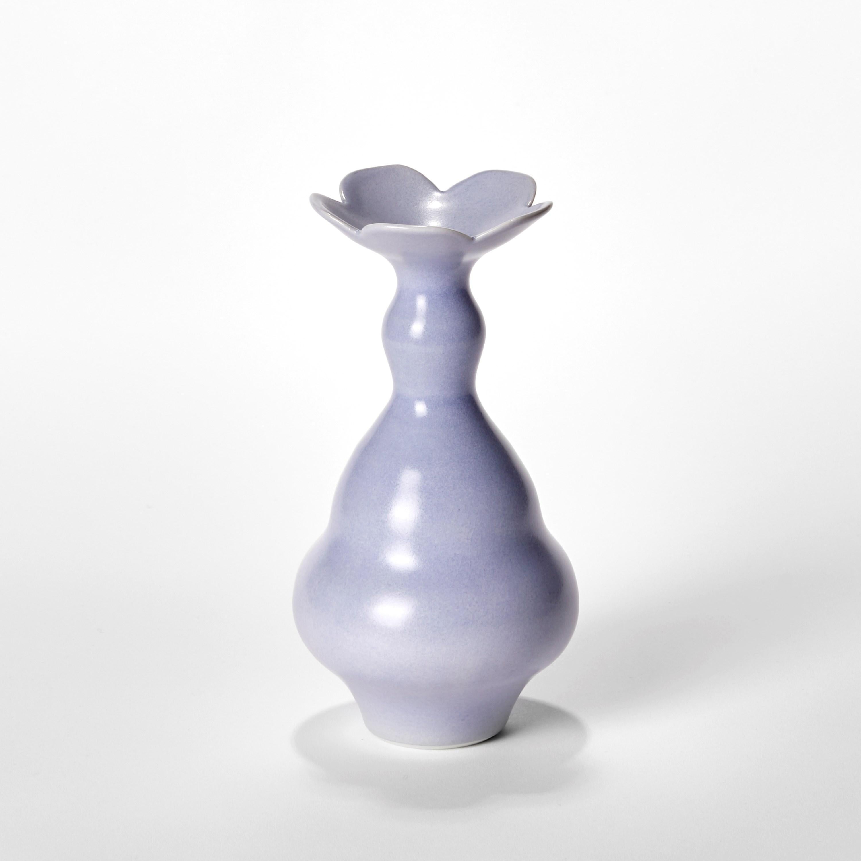 Fait main Cobalt Trio, nature morte de trois vases en porcelaine violet tendre de Vivienne Foley en vente