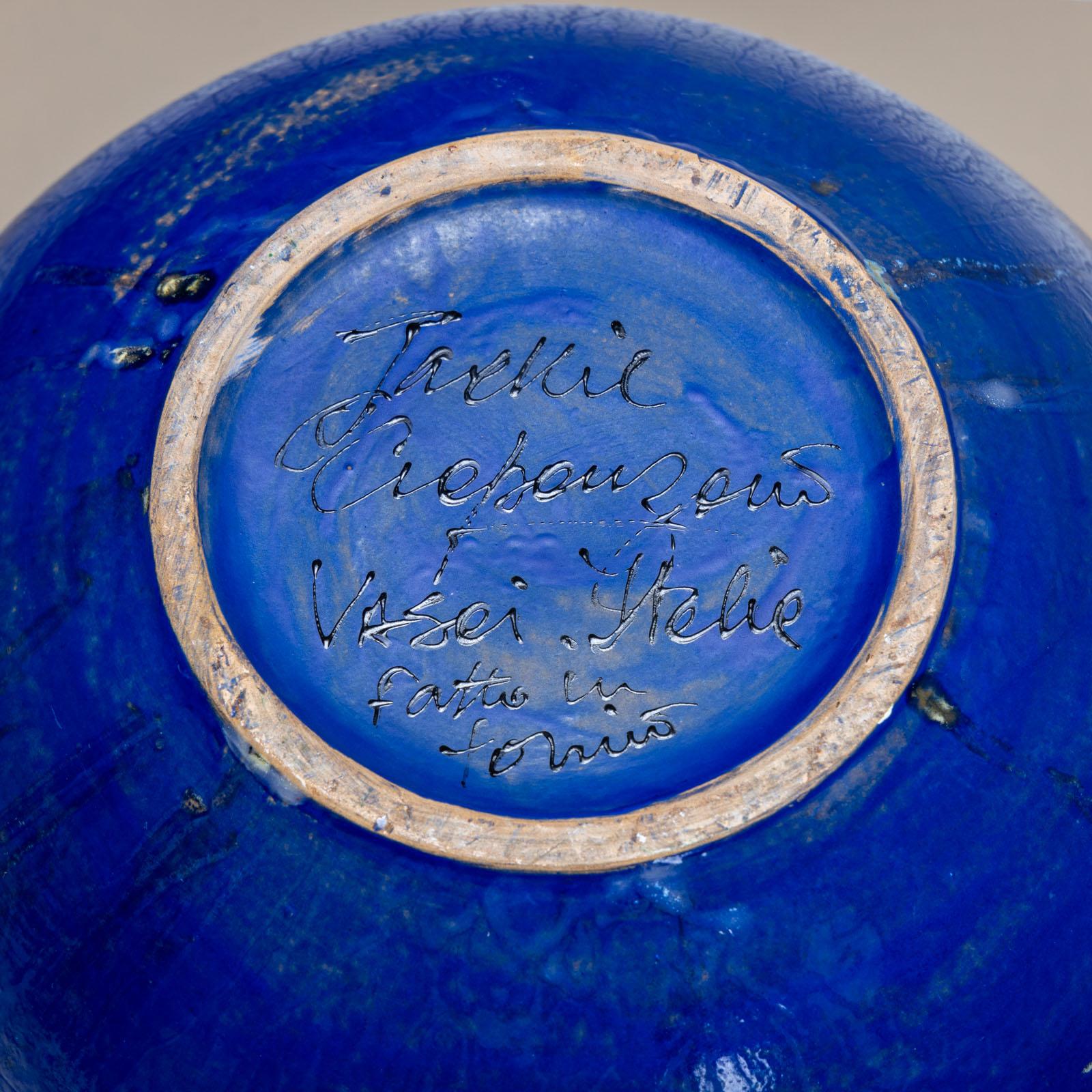 Vase sphérique moderne avec ouverture étroite et peinture bleu cobalt. Signé sur la base. 