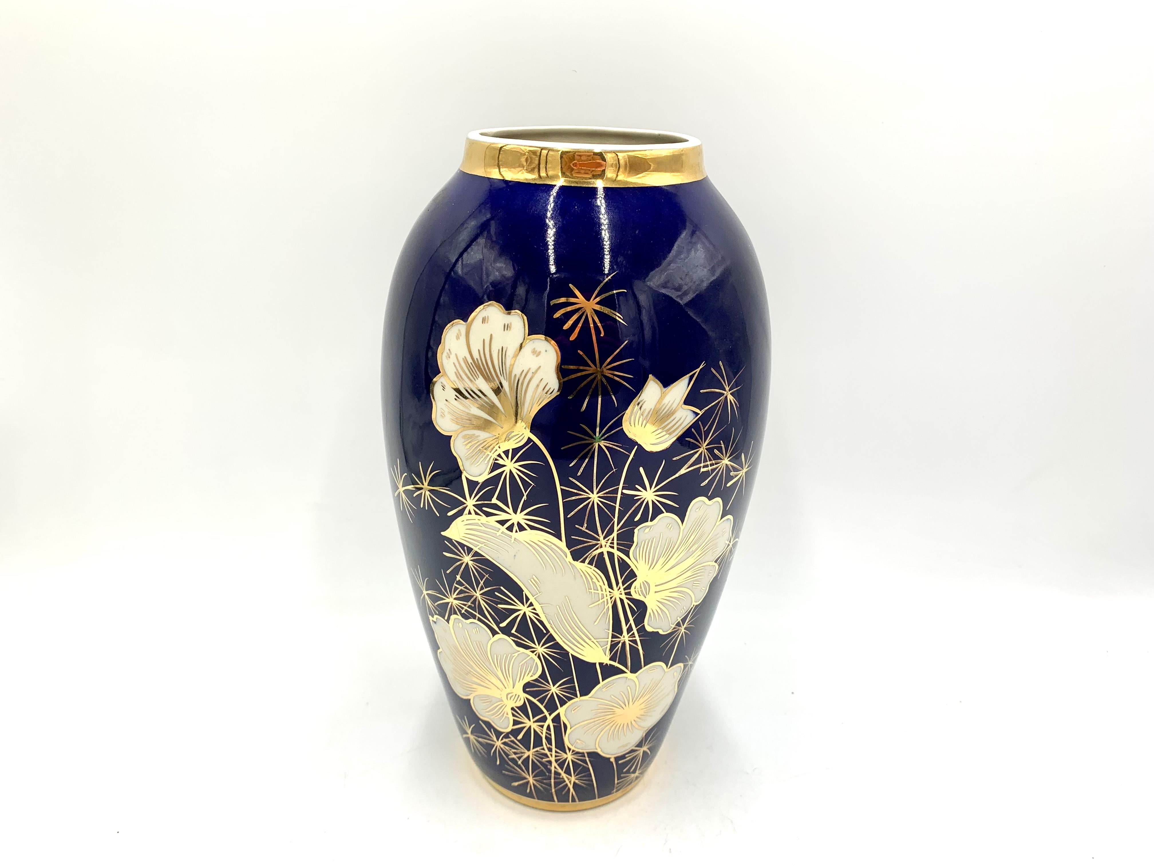 Porcelain vase with a floral motif with gilding.

Produced by Chodziez in Poland in the 1970s.

Very good condition.

Measures: height 33cm, diameter 13cm.