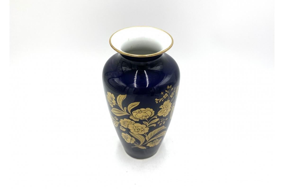 Vase aus Kobalt, Royal Porzellan Bavaria KPM, Deutschland in den 1960er / 1970er Jahren.

Handbemalte Vase Royal Porzellan Bavaria KPM Deutschland. Diese schöne Vase wurde in den 1960er Jahren hergestellt. Dieser Artikel ist signiert. Die grüne